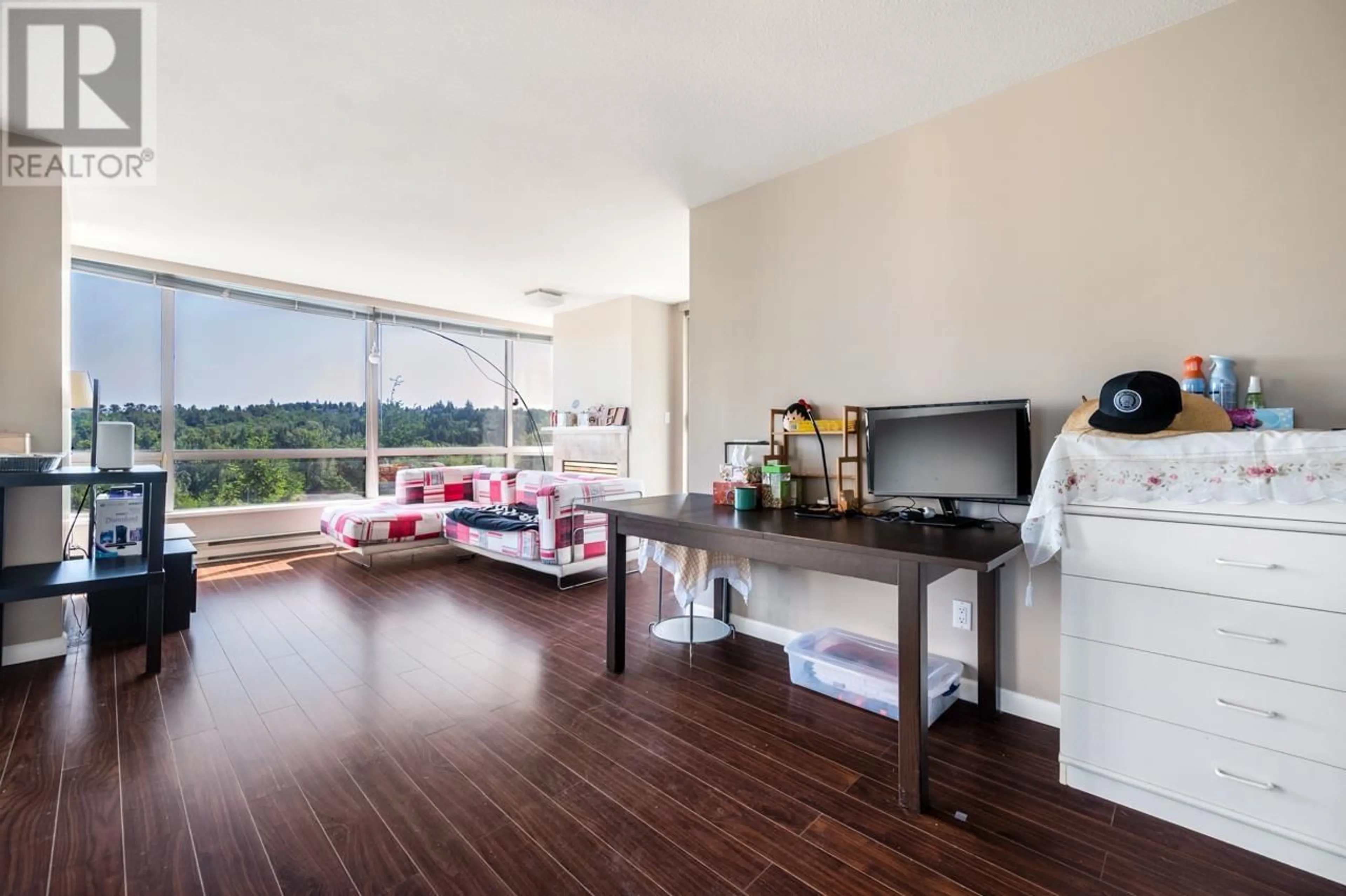 Living room with furniture, wood/laminate floor for 902 - 9603 MANCHESTER DRIVE, Burnaby British Columbia V3N4Y7
