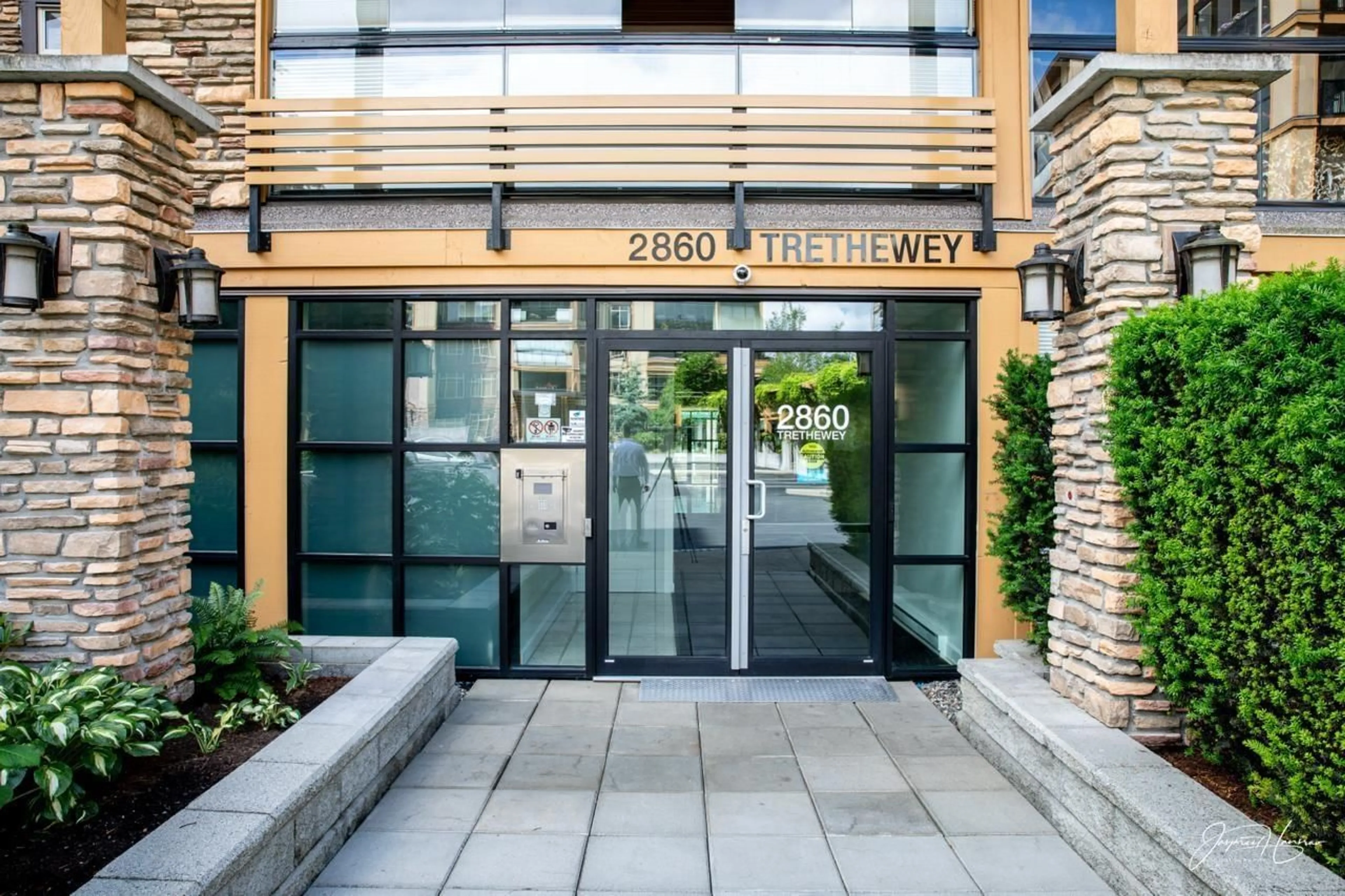 Indoor foyer for 415 - 2860 TRETHEWEY, Abbotsford British Columbia V2T0G5