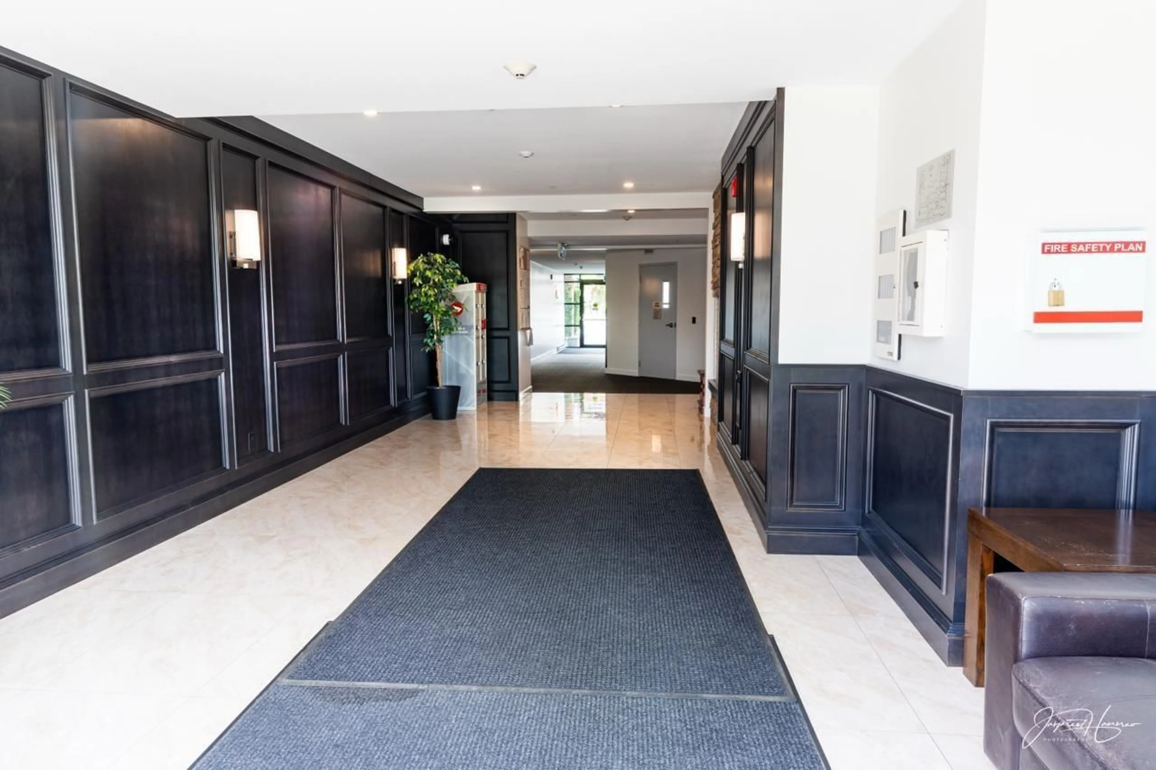 Indoor foyer for 415 - 2860 TRETHEWEY, Abbotsford British Columbia V2T0G5