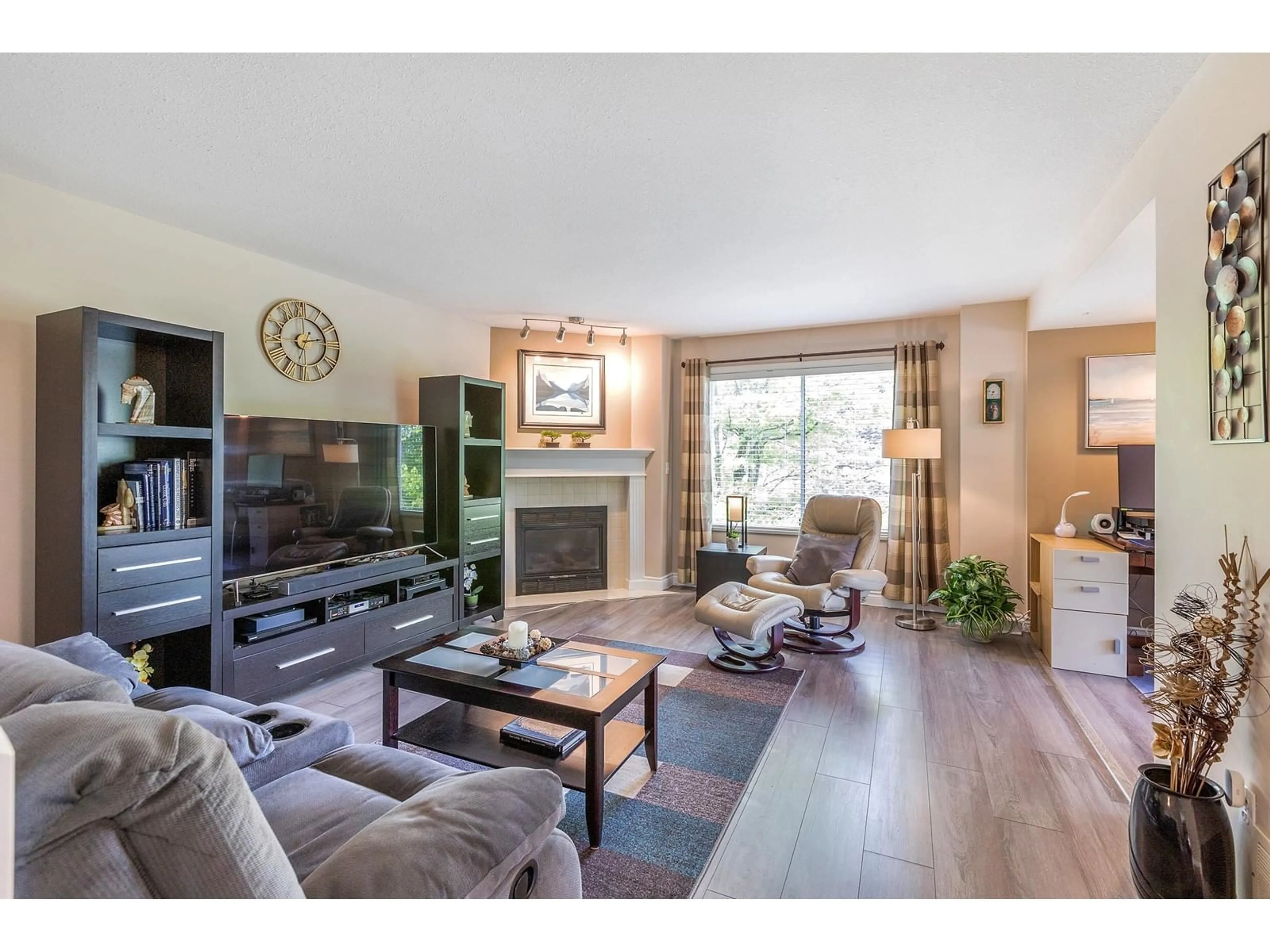 Living room with furniture, wood/laminate floor for 13 - 16363 85, Surrey British Columbia V4N3K1