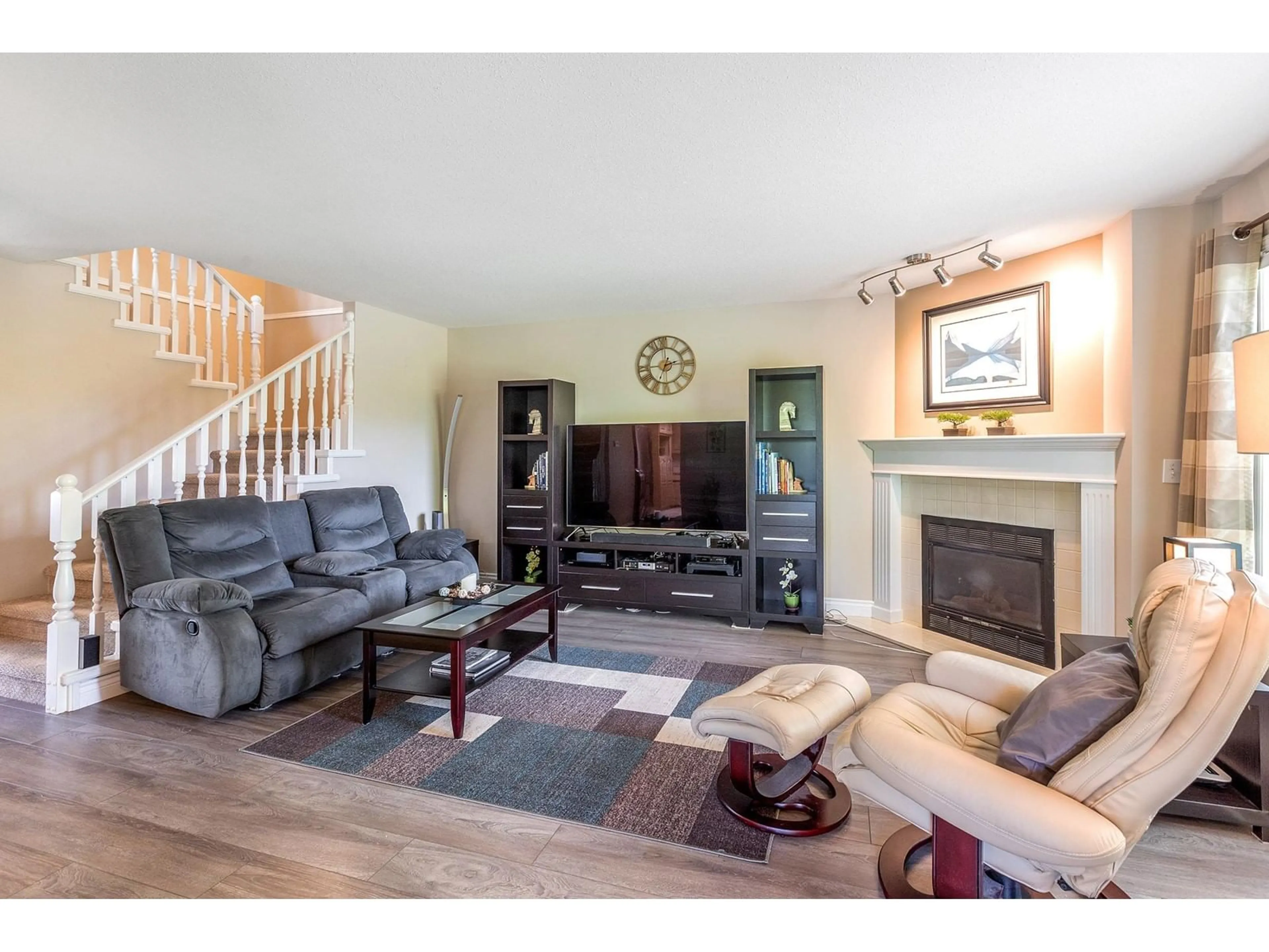Living room with furniture, wood/laminate floor for 13 - 16363 85, Surrey British Columbia V4N3K1
