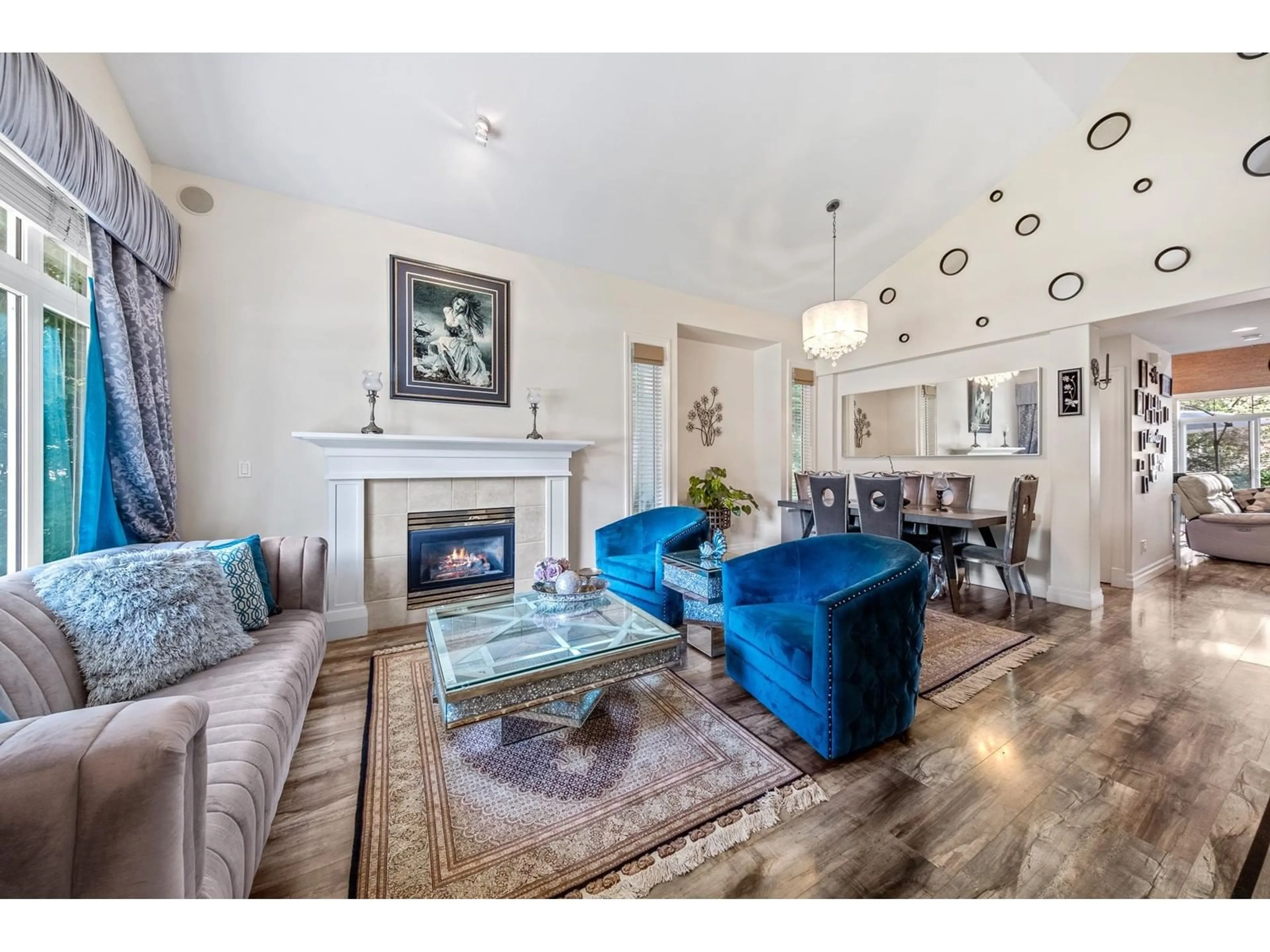Living room with furniture, wood/laminate floor for 15433 36, Surrey British Columbia V3Z0G9