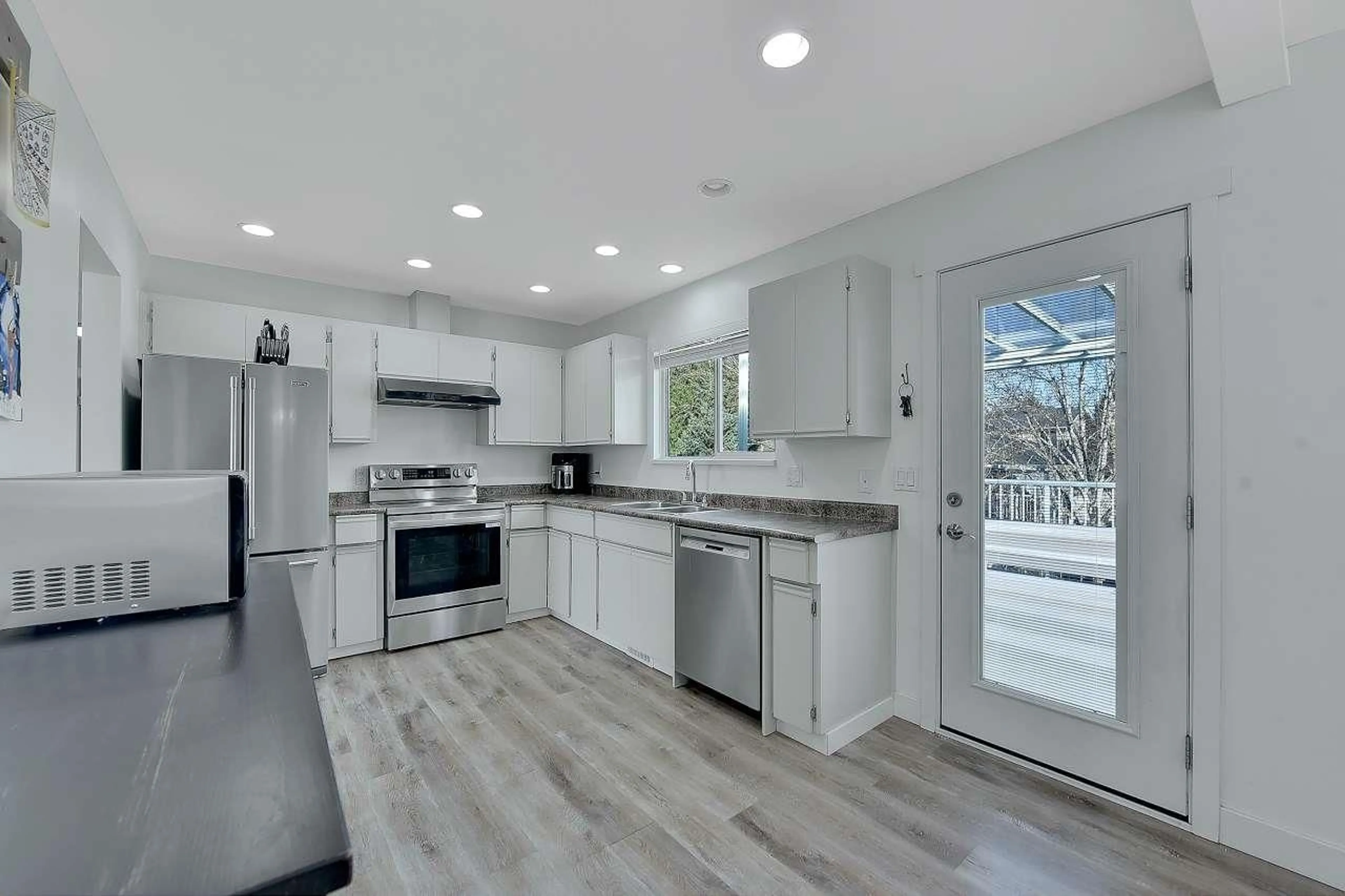 Open concept kitchen, unknown for 17423 60, Surrey British Columbia V3S1T9