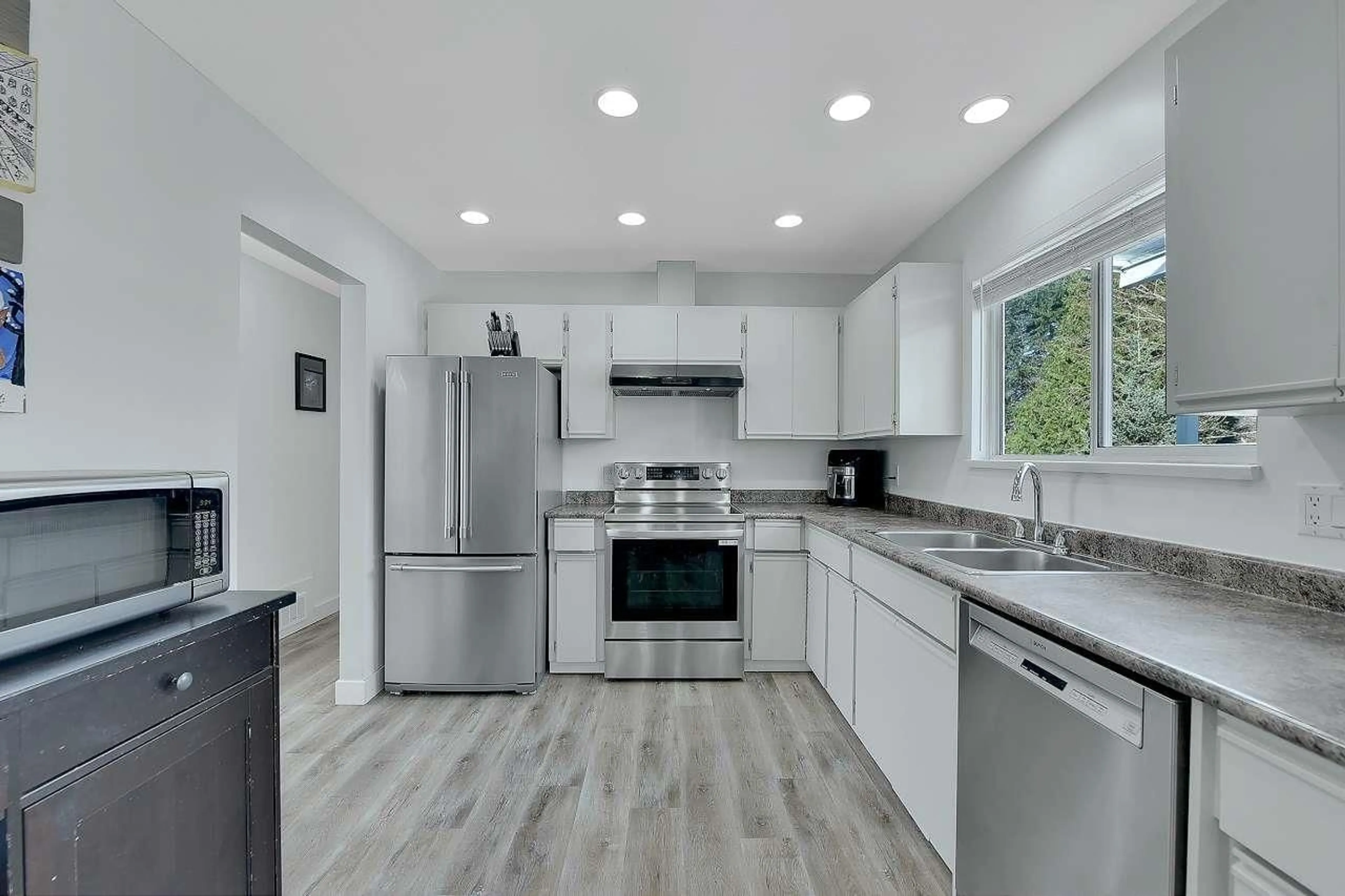 Open concept kitchen, unknown for 17423 60, Surrey British Columbia V3S1T9