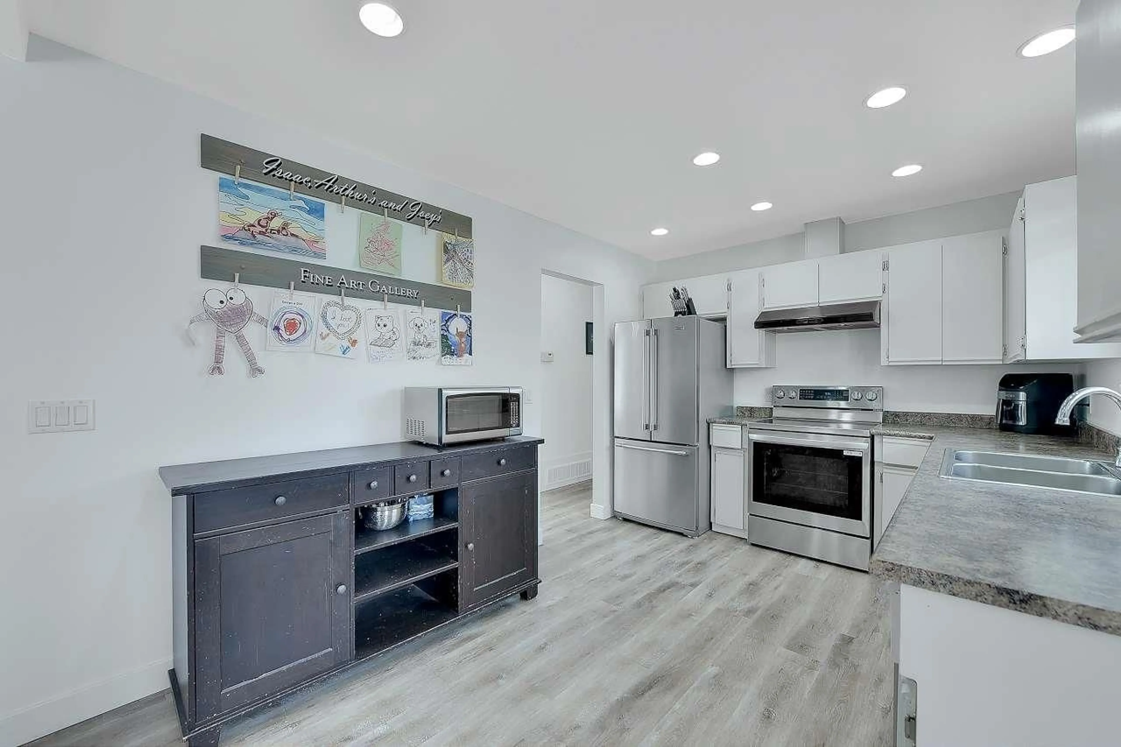 Open concept kitchen, ceramic/tile floor for 17423 60, Surrey British Columbia V3S1T9