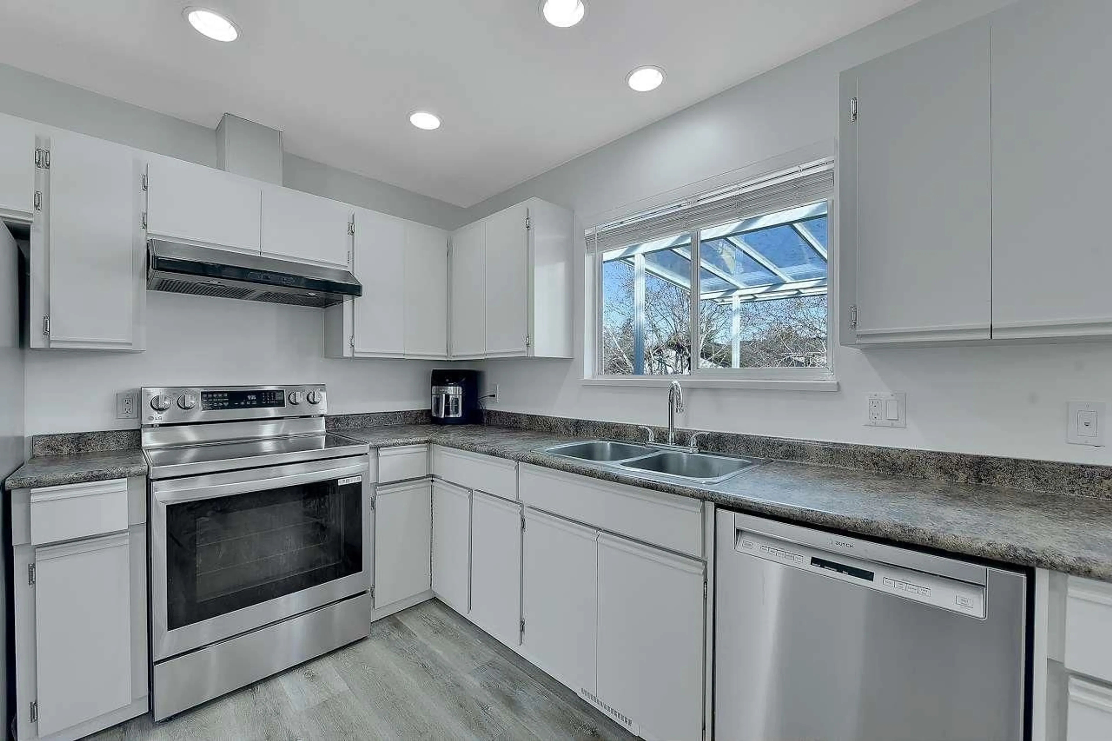 Open concept kitchen, ceramic/tile floor for 17423 60, Surrey British Columbia V3S1T9