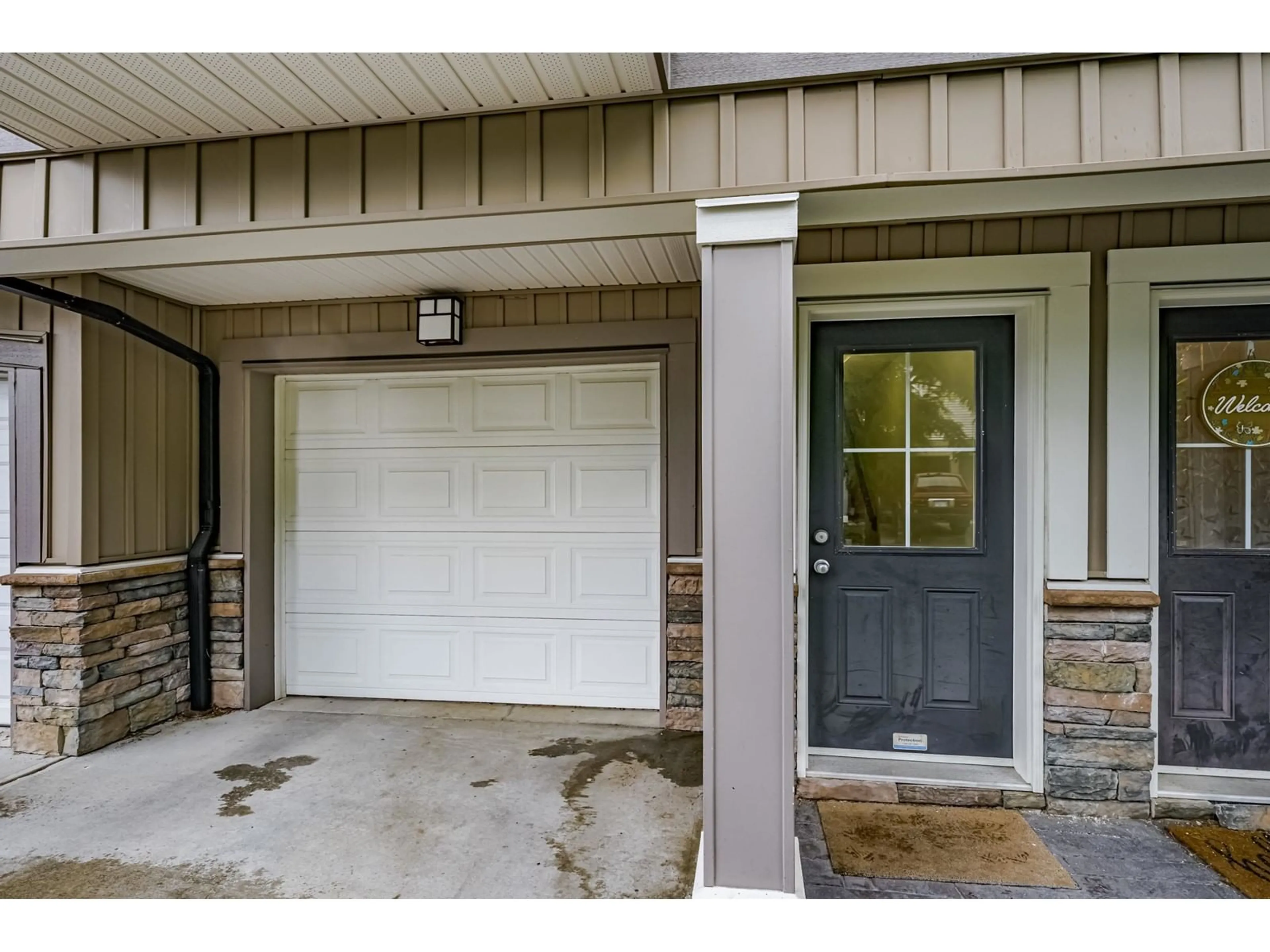 Indoor entryway for 2 - 9140 HAZEL STREET, Chilliwack British Columbia V2P0C2