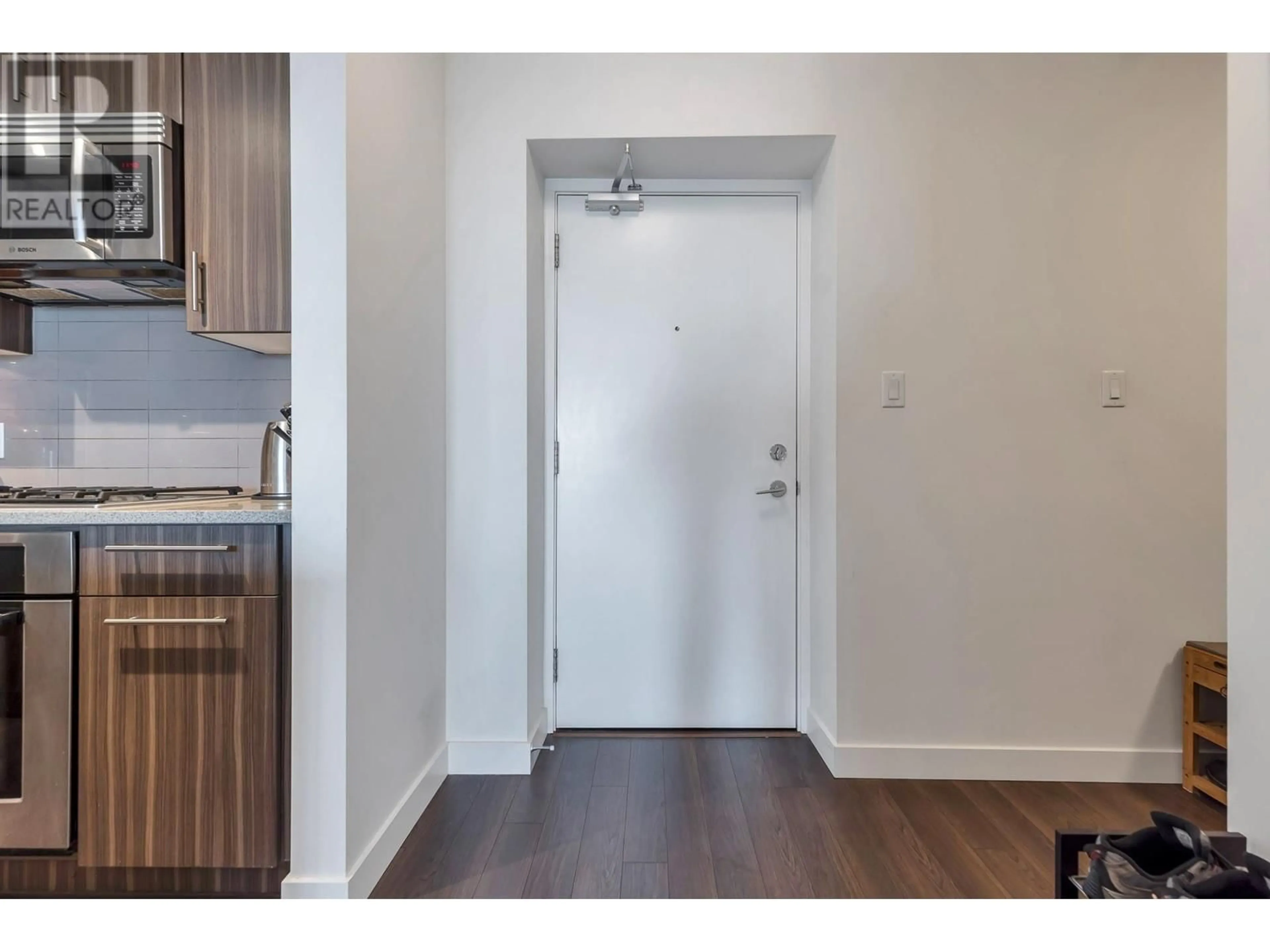 Indoor entryway for 1405 - 608 BELMONT STREET, New Westminster British Columbia V3M0G8