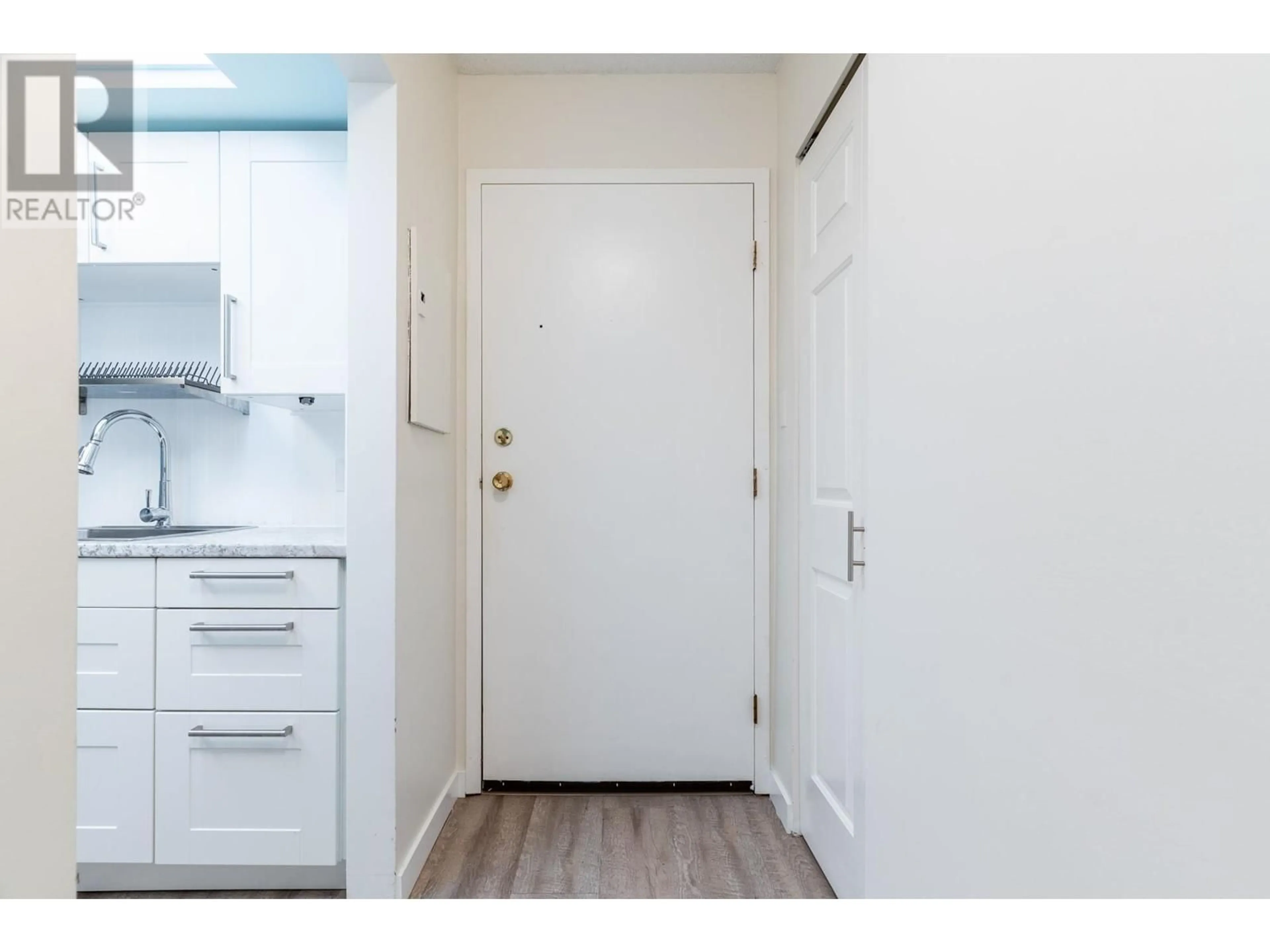 Indoor entryway for 107 - 206 15TH STREET, North Vancouver British Columbia V7L2R3