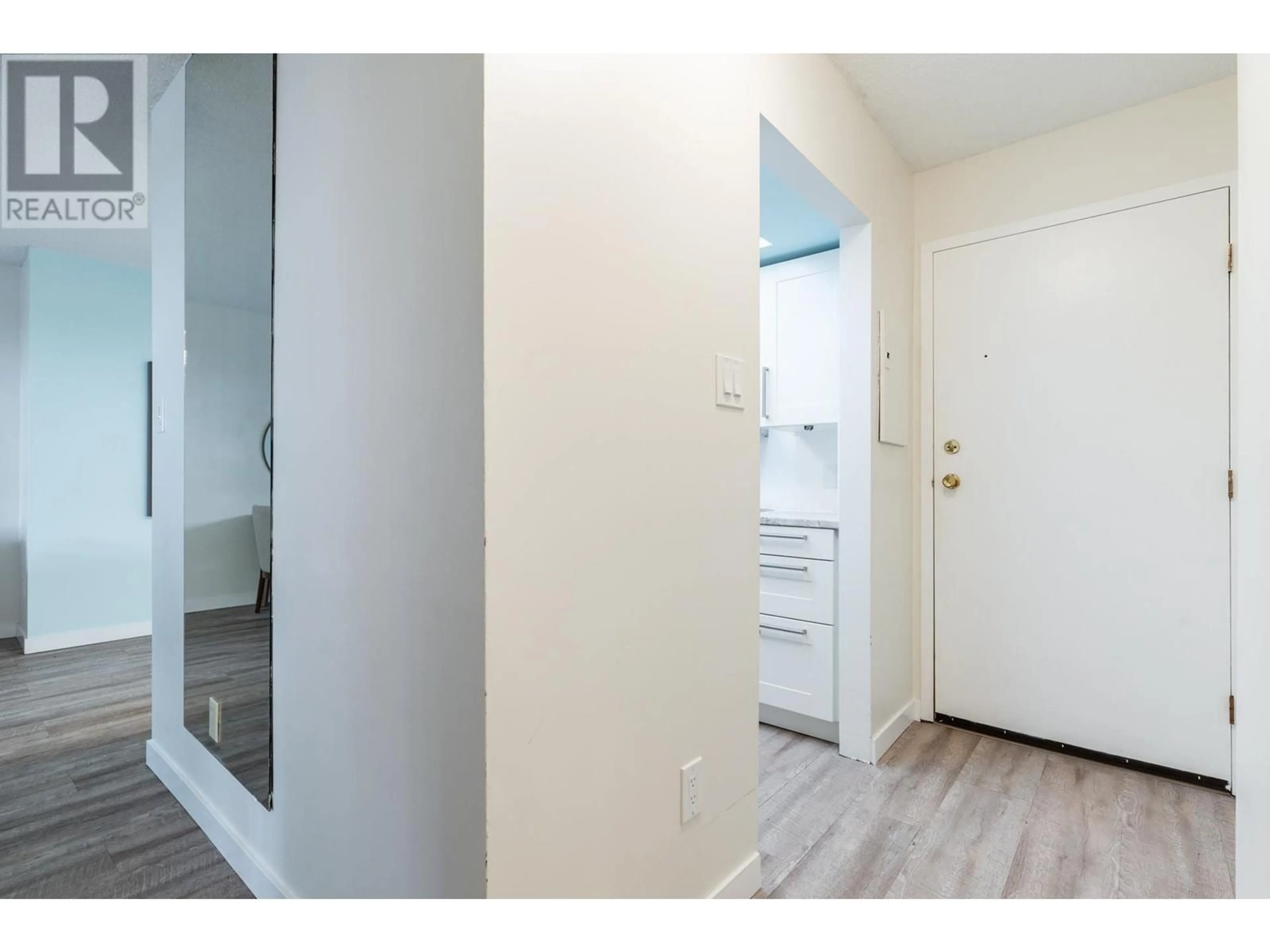 Indoor entryway for 107 - 206 15TH STREET, North Vancouver British Columbia V7L2R3