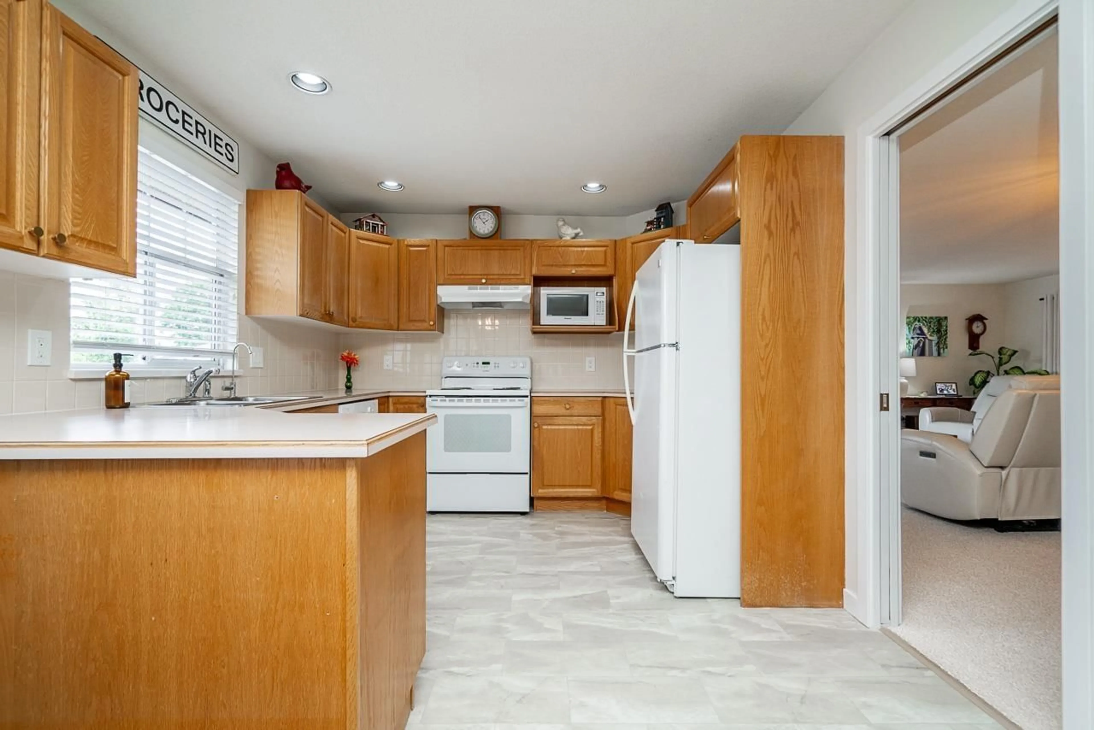 Standard kitchen, ceramic/tile floor for 270 - 20391 96, Langley British Columbia V1M2L2