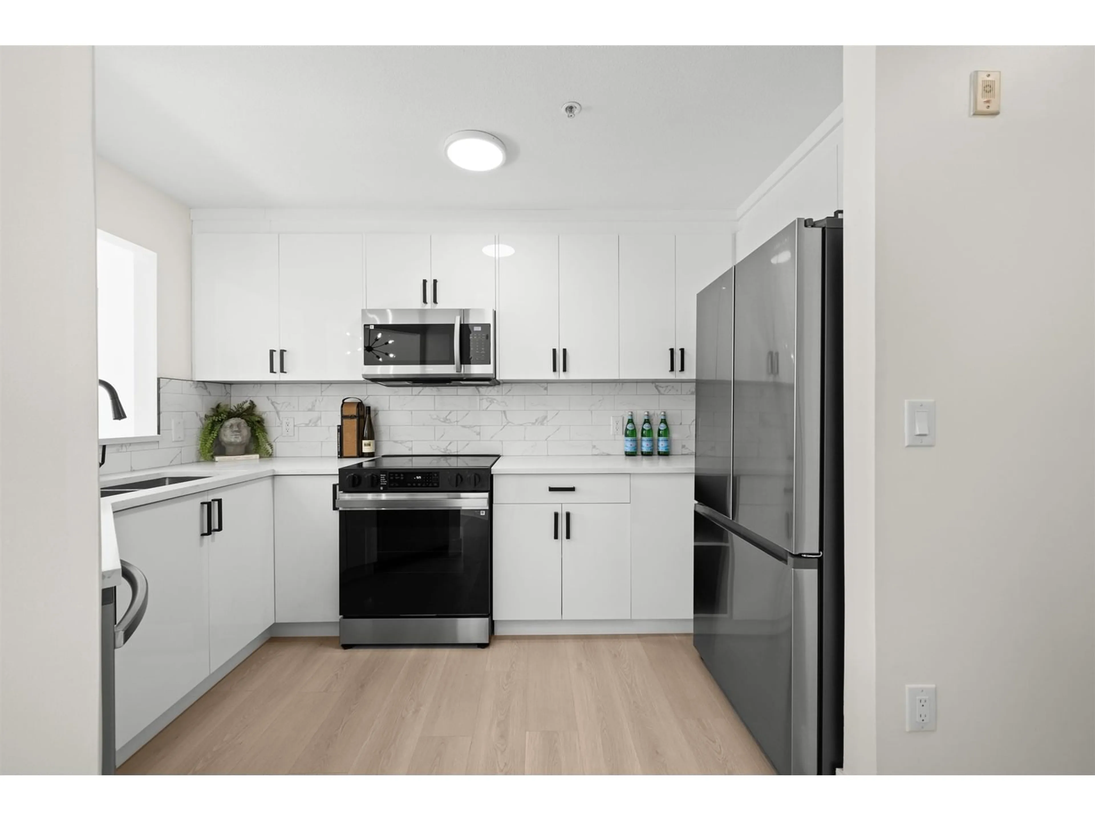 Standard kitchen, unknown for 125 - 9979 140, Surrey British Columbia V3T5W2