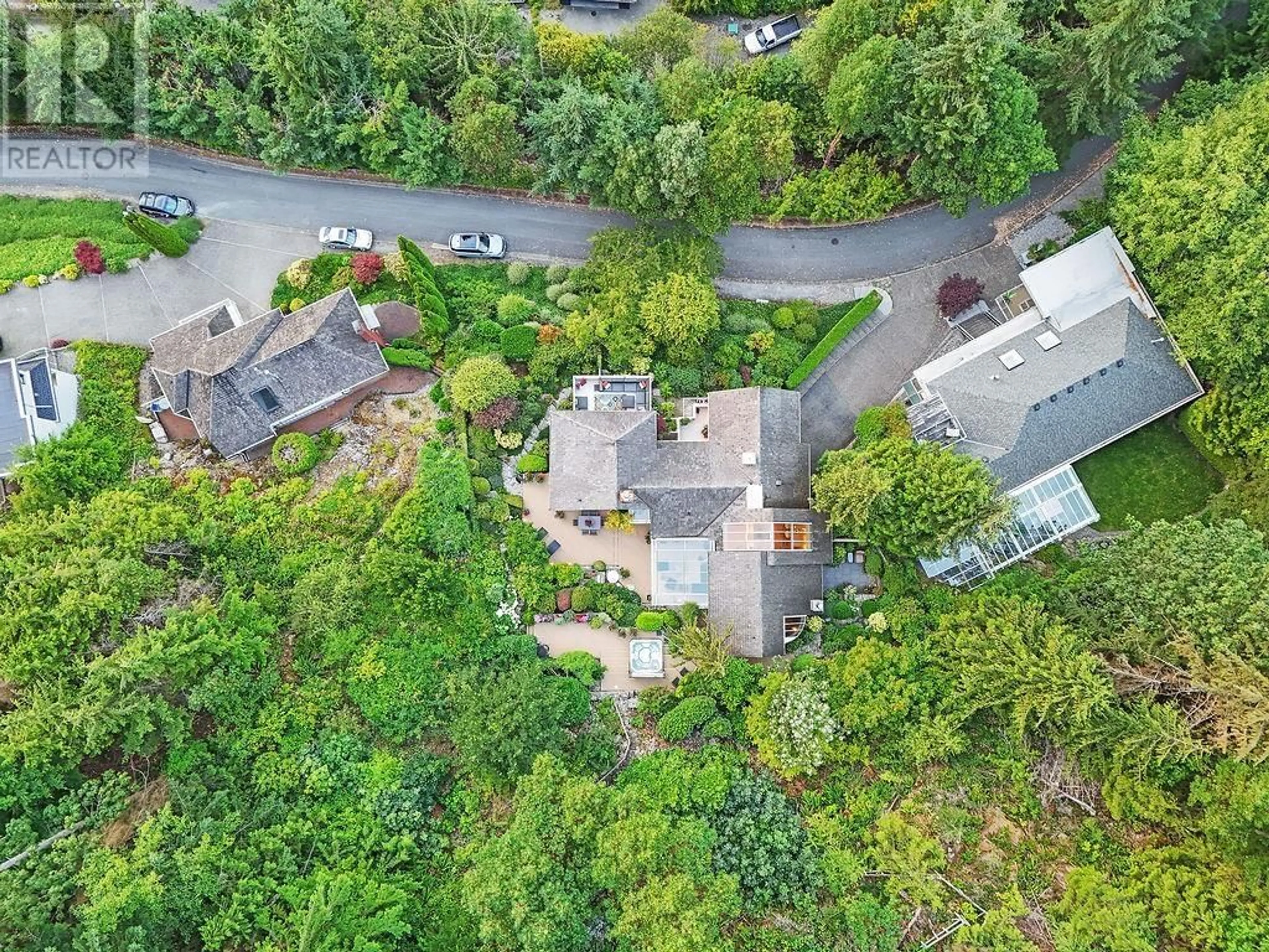A pic from outside/outdoor area/front of a property/back of a property/a pic from drone, street for 5480 KEITH ROAD, West Vancouver British Columbia V7W3C9