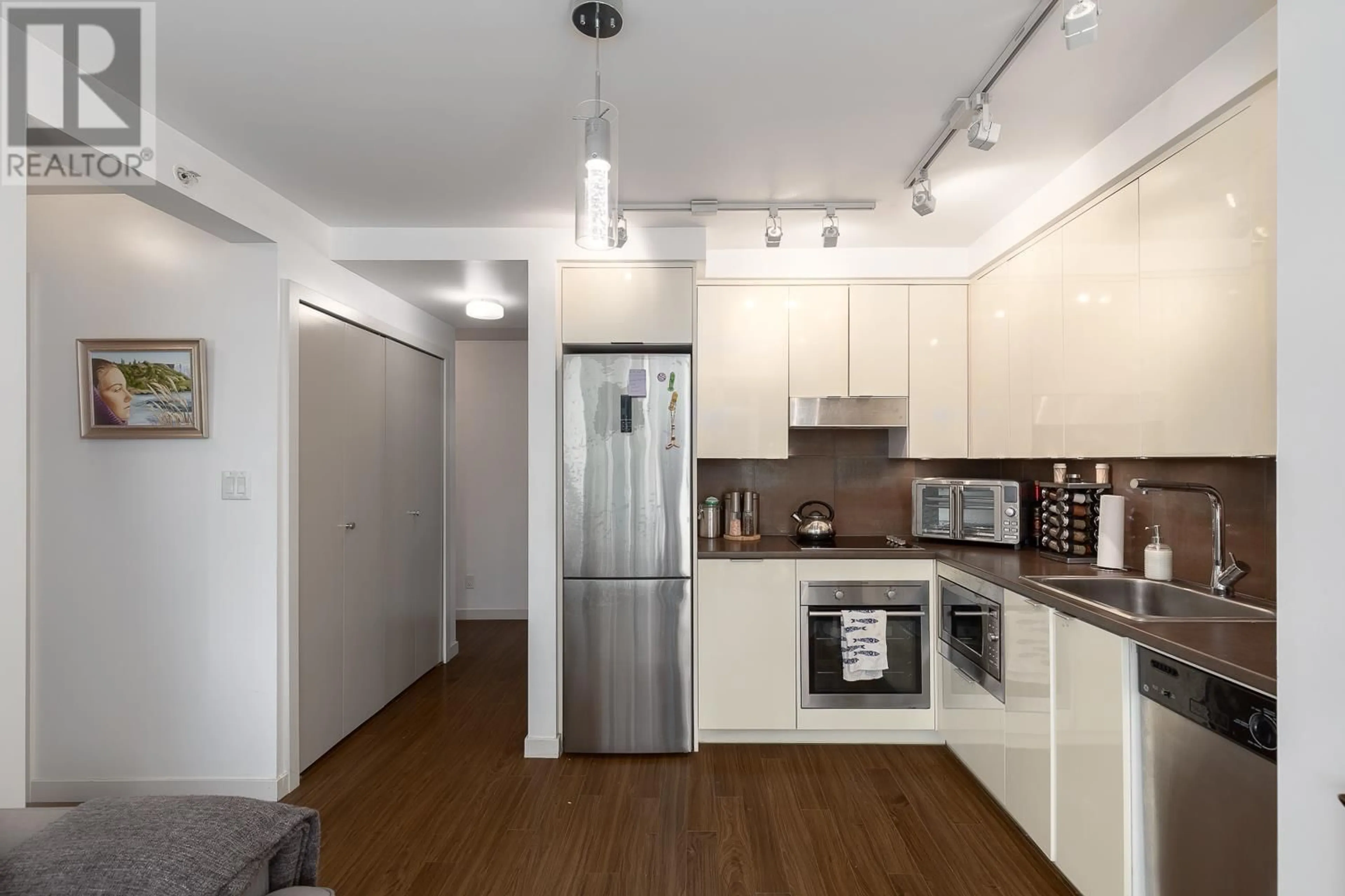 Standard kitchen, wood/laminate floor for 315 - 161 GEORGIA STREET, Vancouver British Columbia V6B0K9