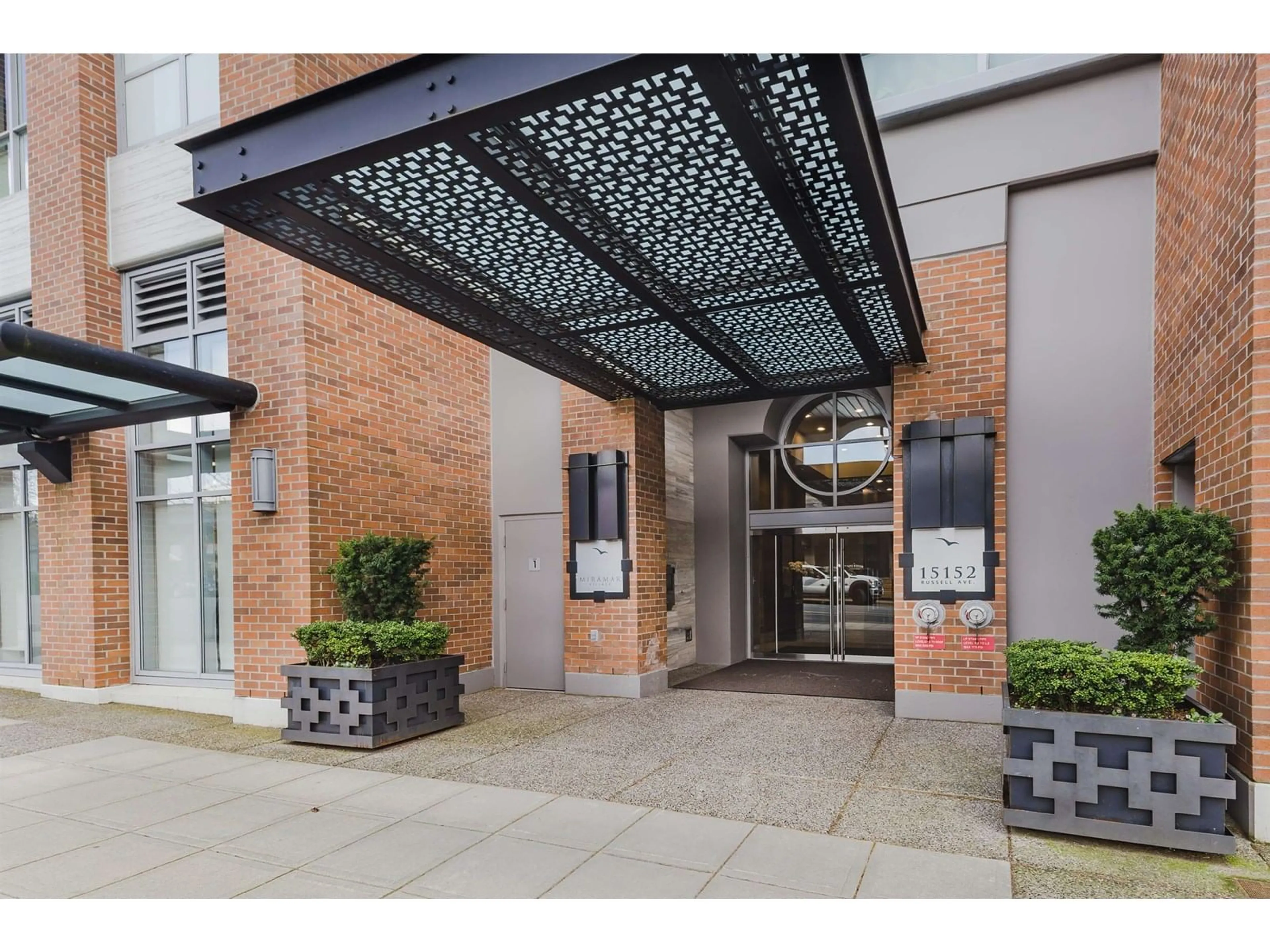 Indoor foyer for 505 - 15152 RUSSELL, White Rock British Columbia V4B0A3