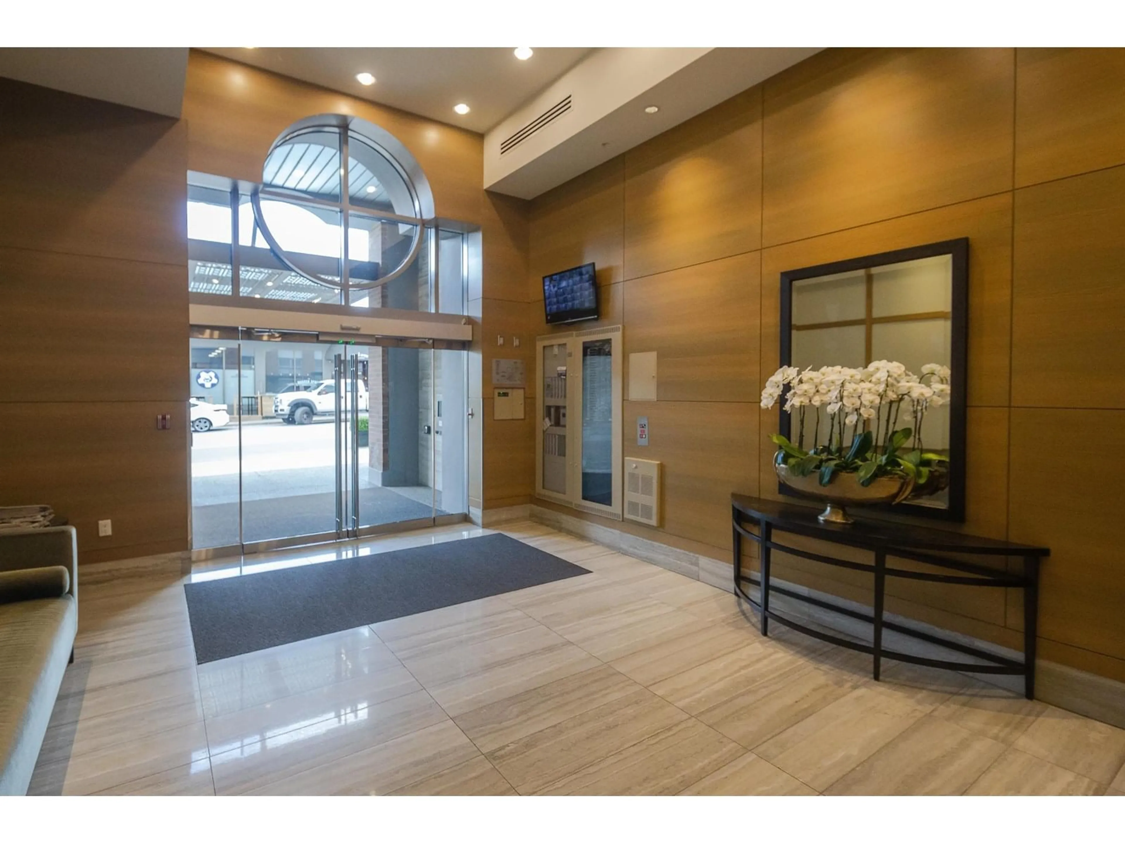 Indoor foyer for 505 - 15152 RUSSELL, White Rock British Columbia V4B0A3