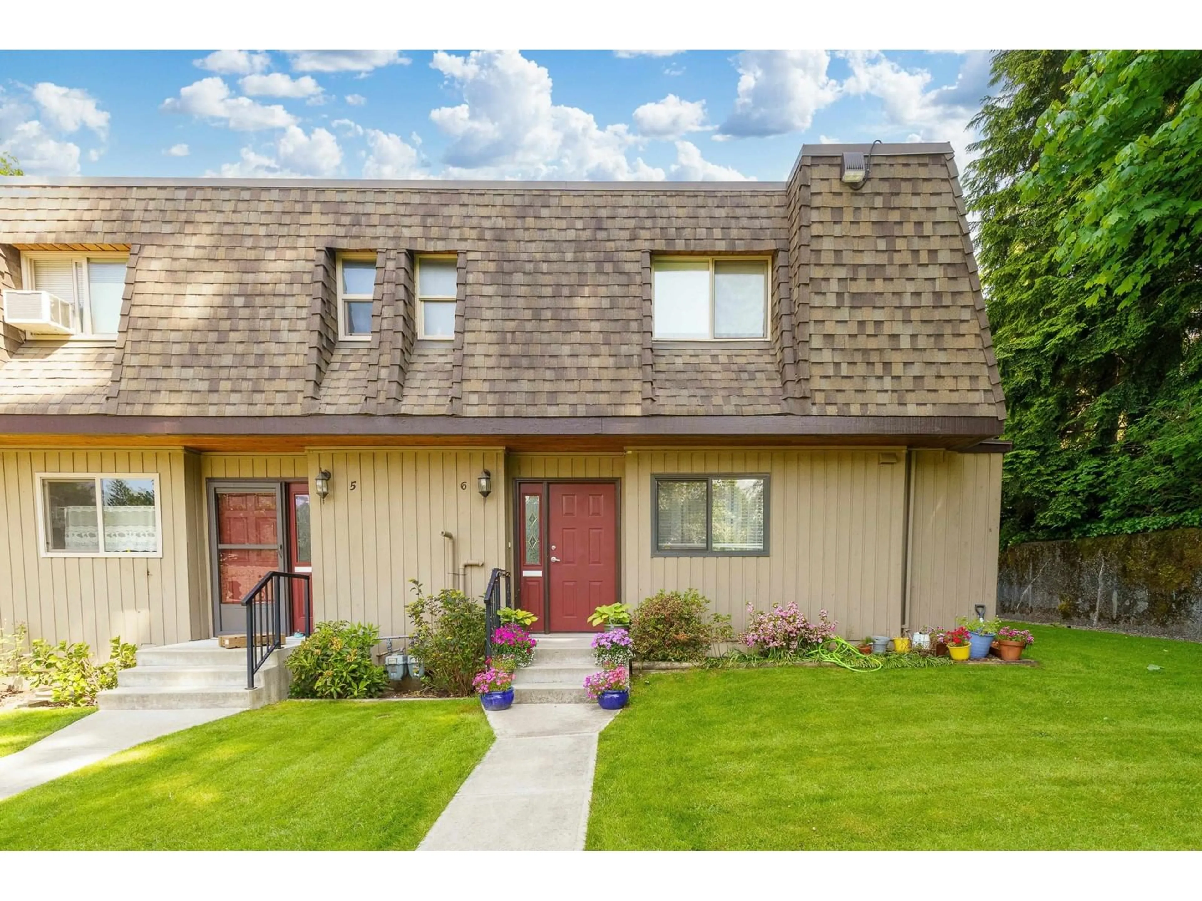 Home with vinyl exterior material, street for 6 - 33260 11, Mission British Columbia V2V4Y6