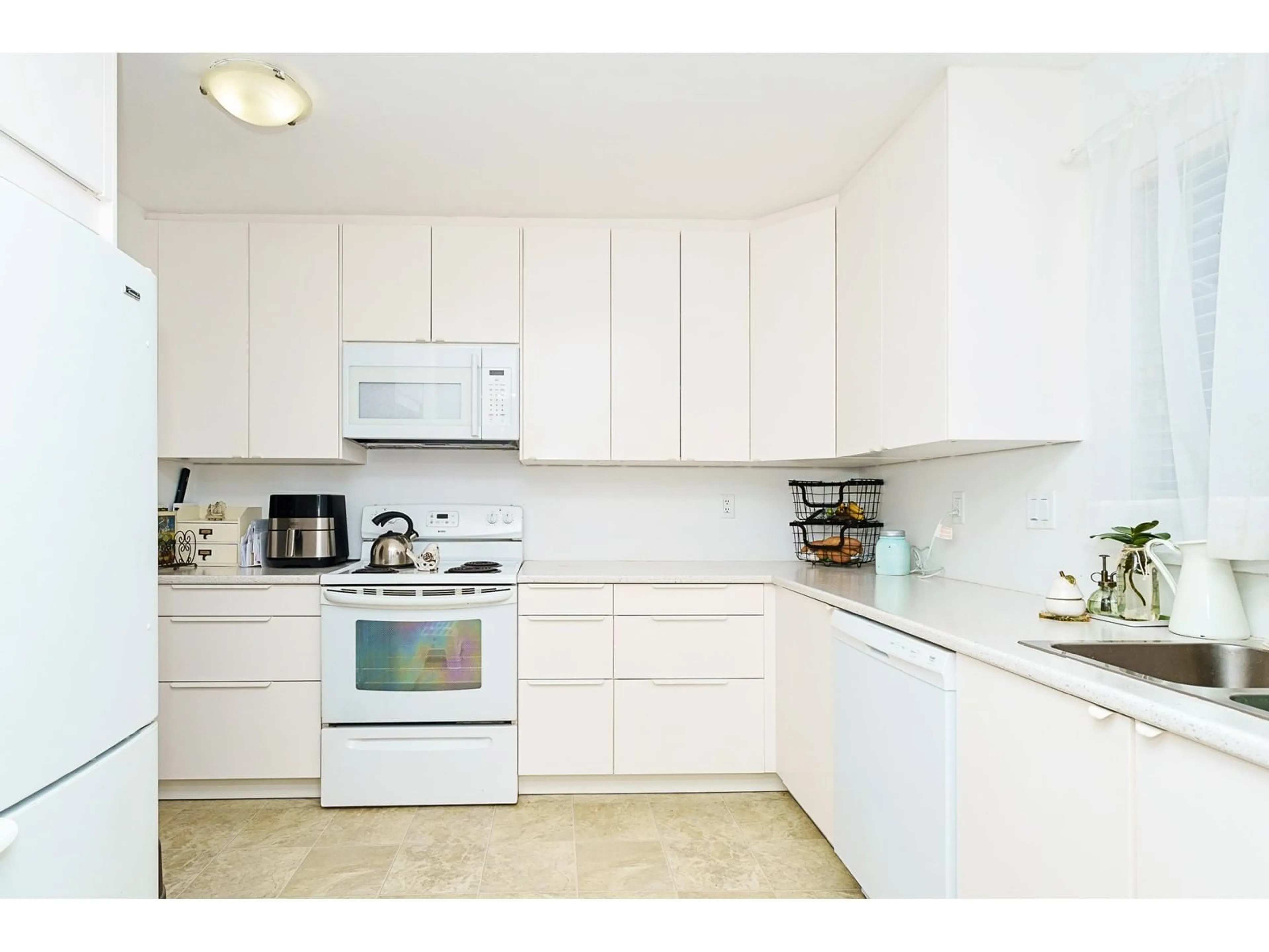Standard kitchen, ceramic/tile floor for 6 - 33260 11, Mission British Columbia V2V4Y6