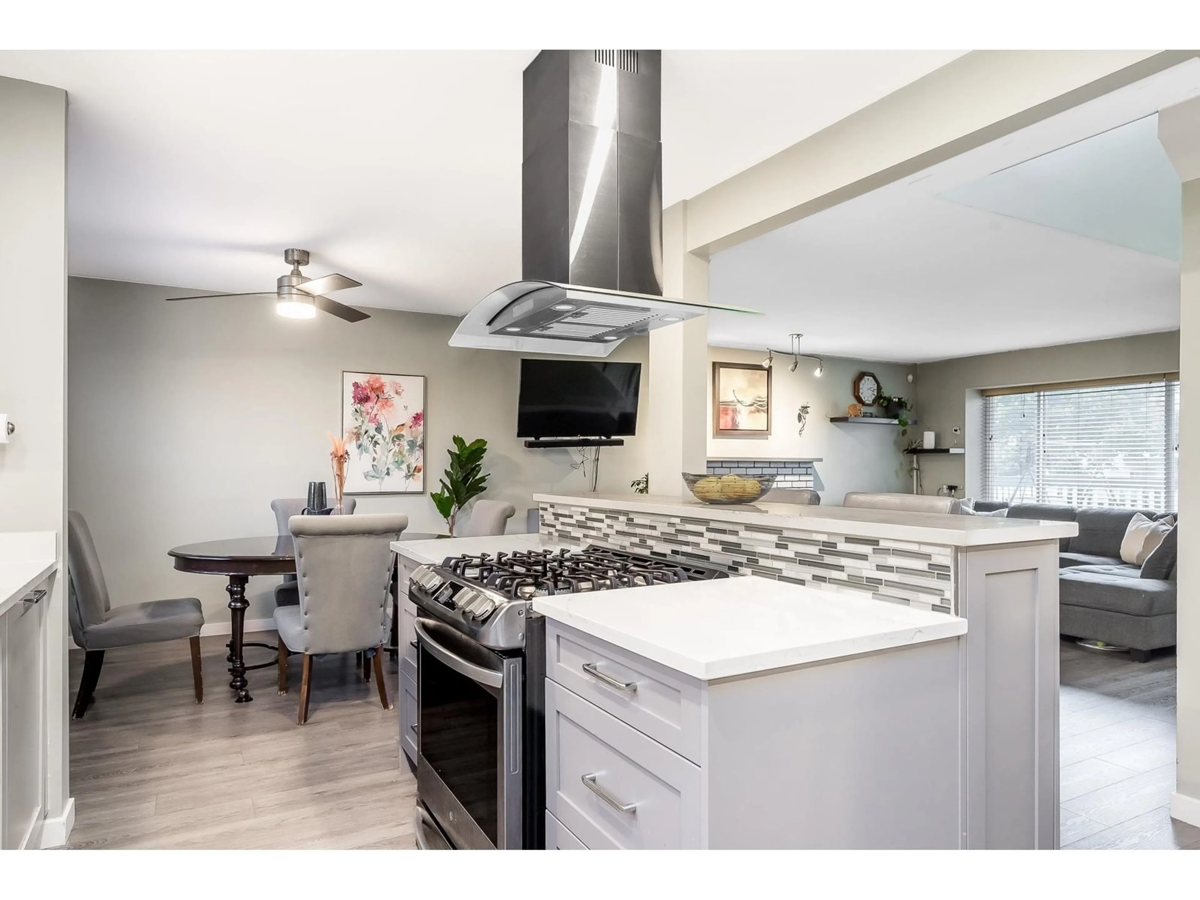 Open concept kitchen, unknown for 13042 62, Surrey British Columbia V3X2G3