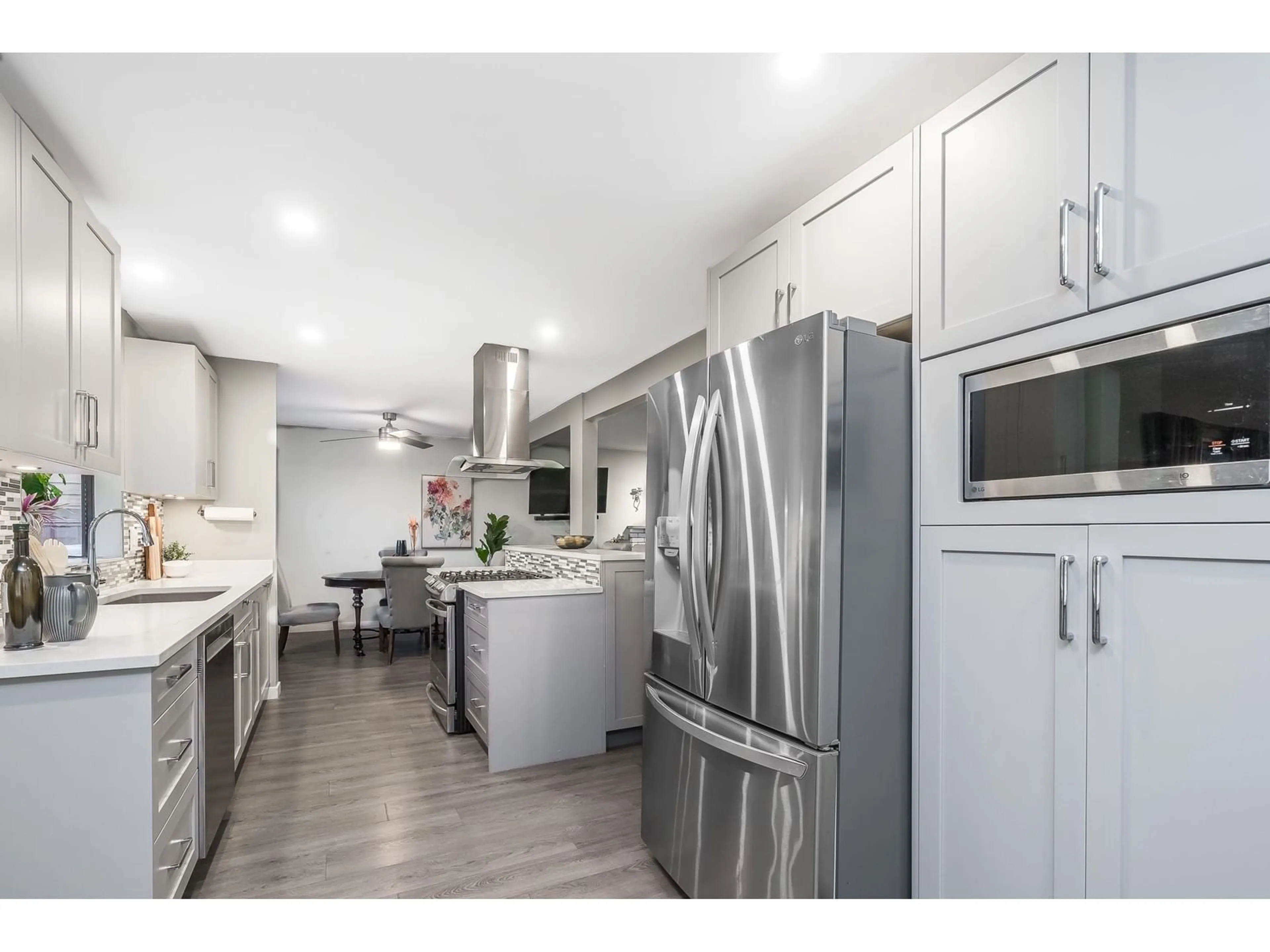 Open concept kitchen, unknown for 13042 62, Surrey British Columbia V3X2G3