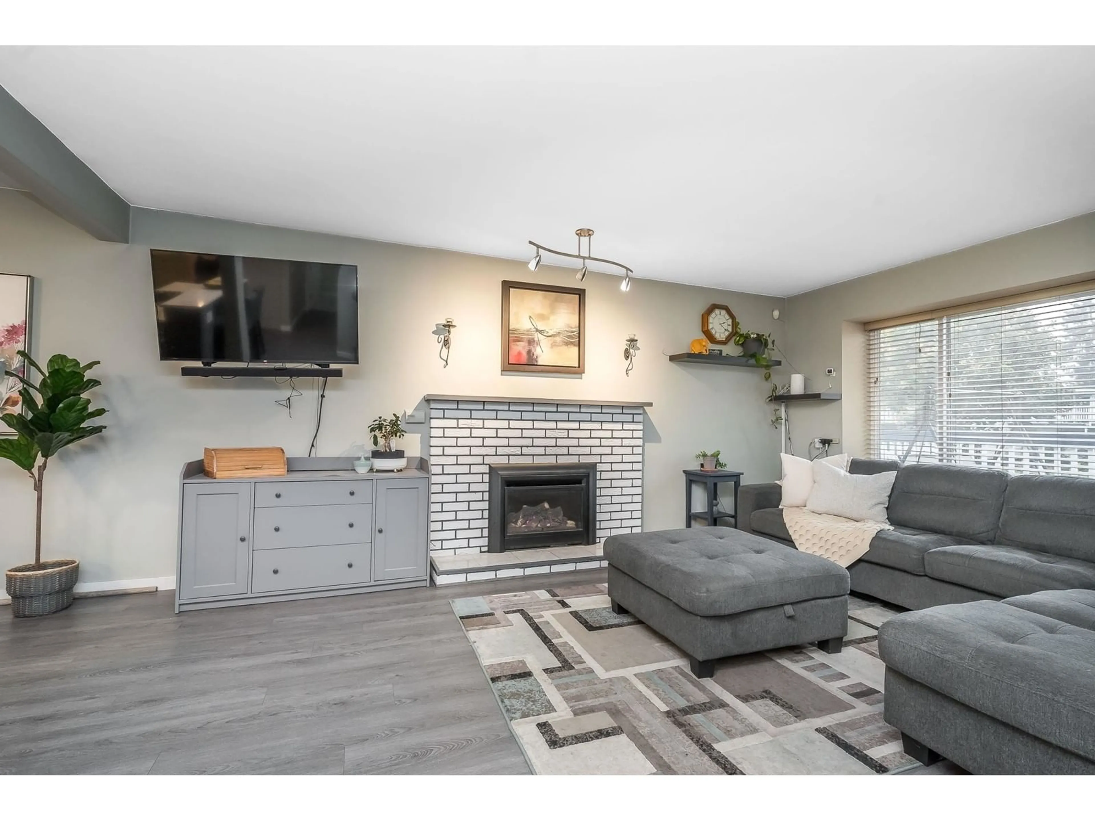 Living room with furniture, unknown for 13042 62, Surrey British Columbia V3X2G3