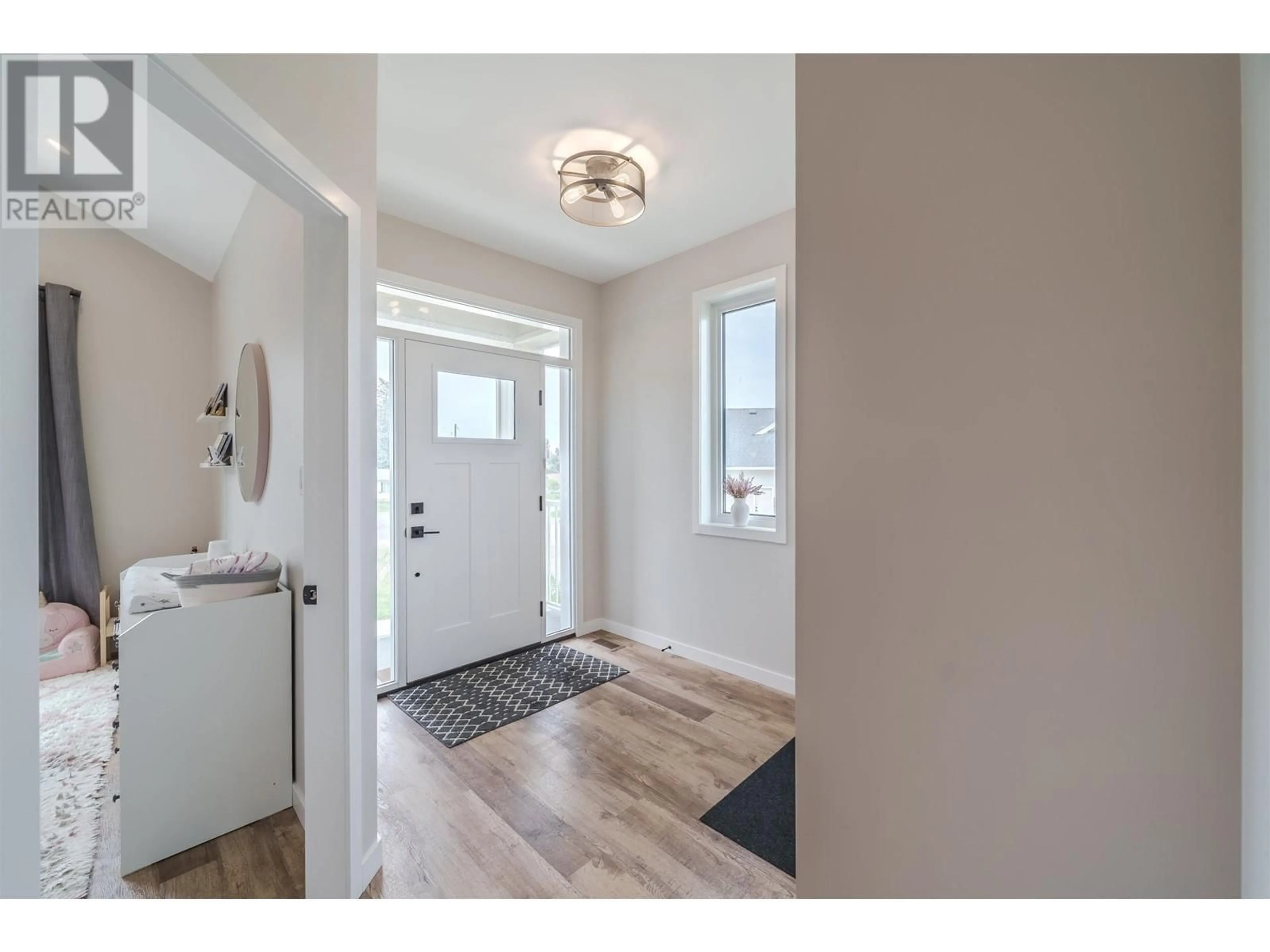 Indoor entryway for 910 SPRUCE PLACE, 100 Mile House British Columbia V0K2E0