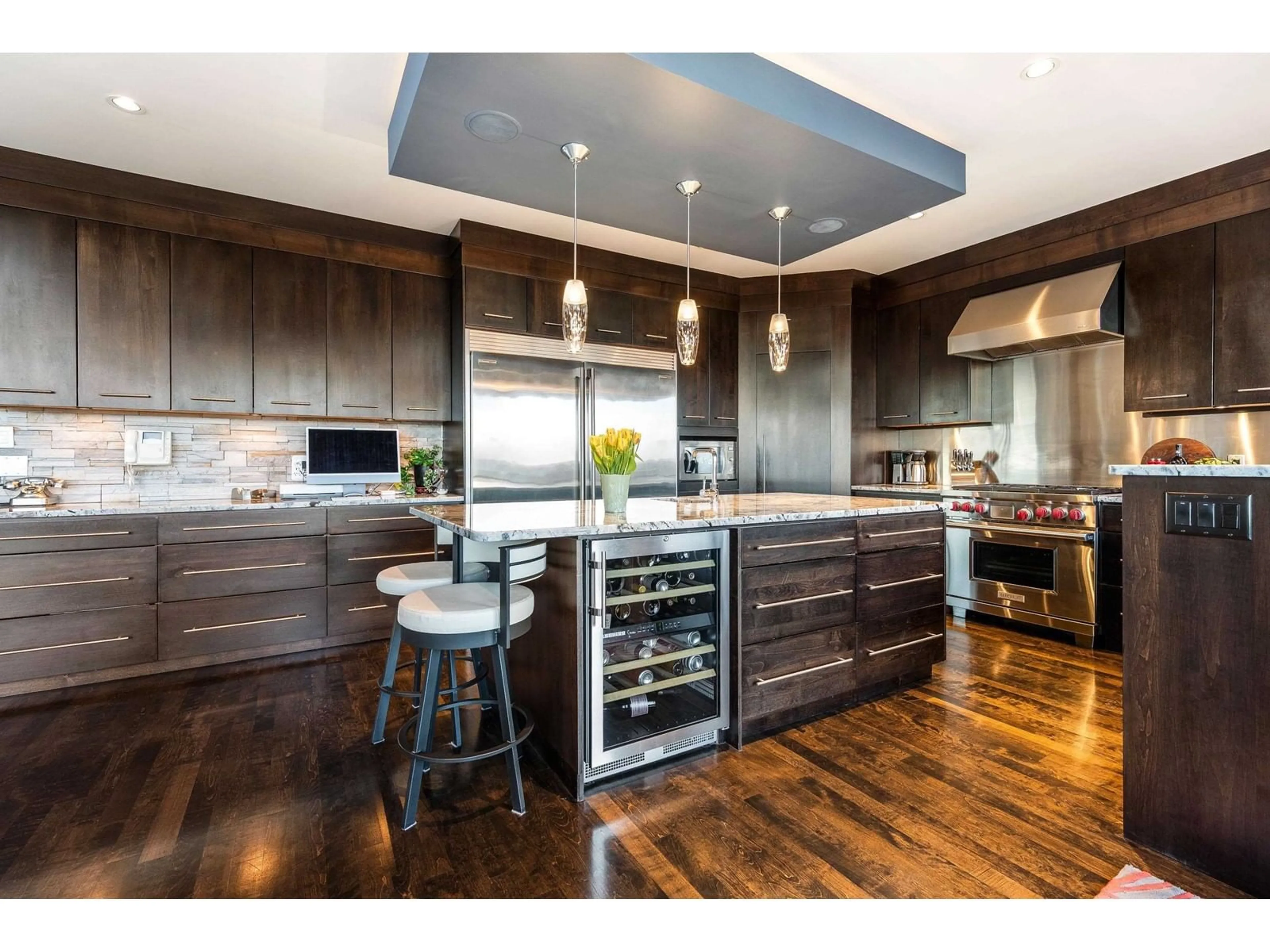 Contemporary kitchen, wood/laminate floor for 2605 EAGLE MOUNTAIN, Abbotsford British Columbia V3G0B1