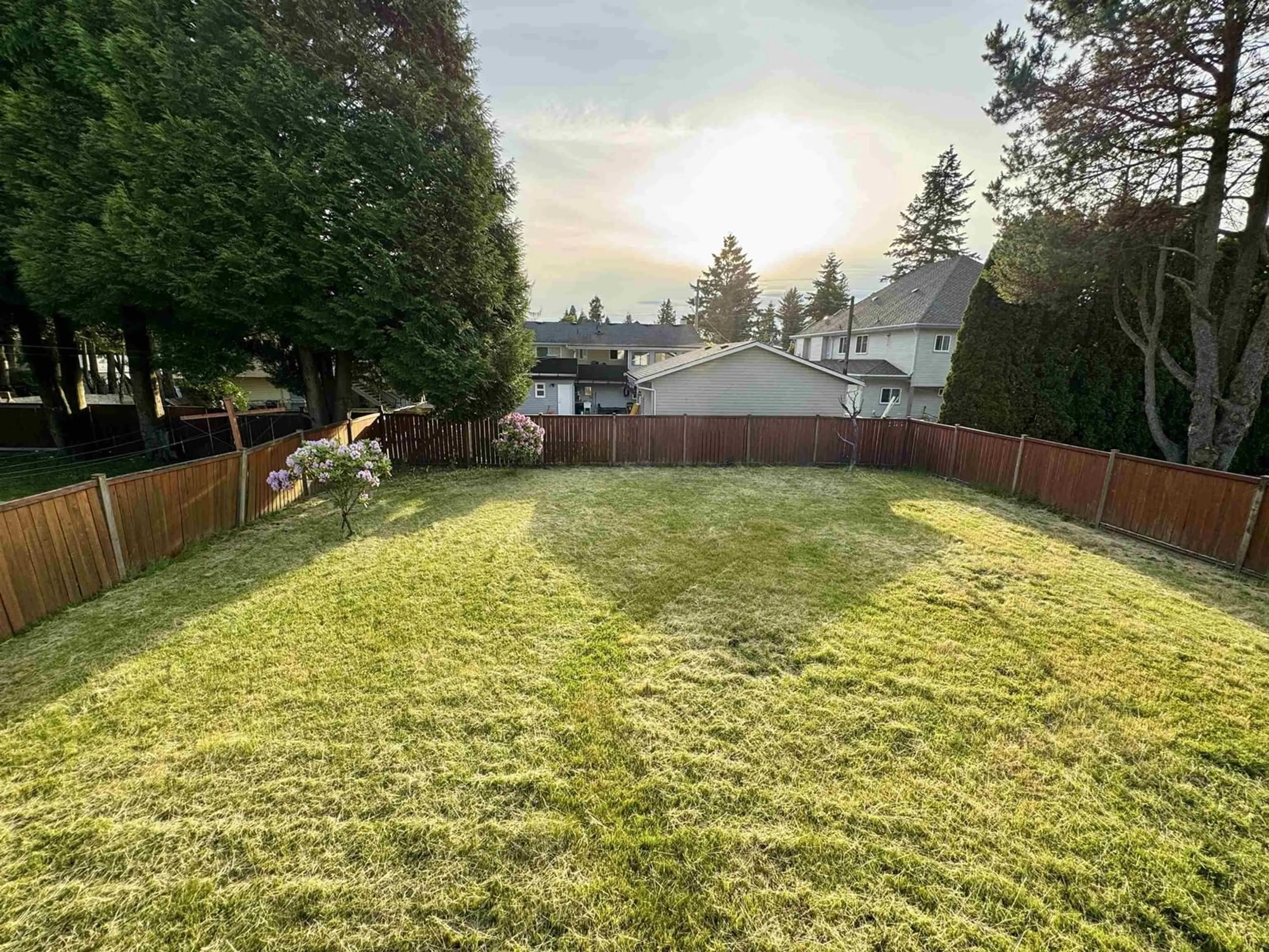 A pic from outside/outdoor area/front of a property/back of a property/a pic from drone, unknown for 9537 125A STREET, Surrey British Columbia V3V4Z3
