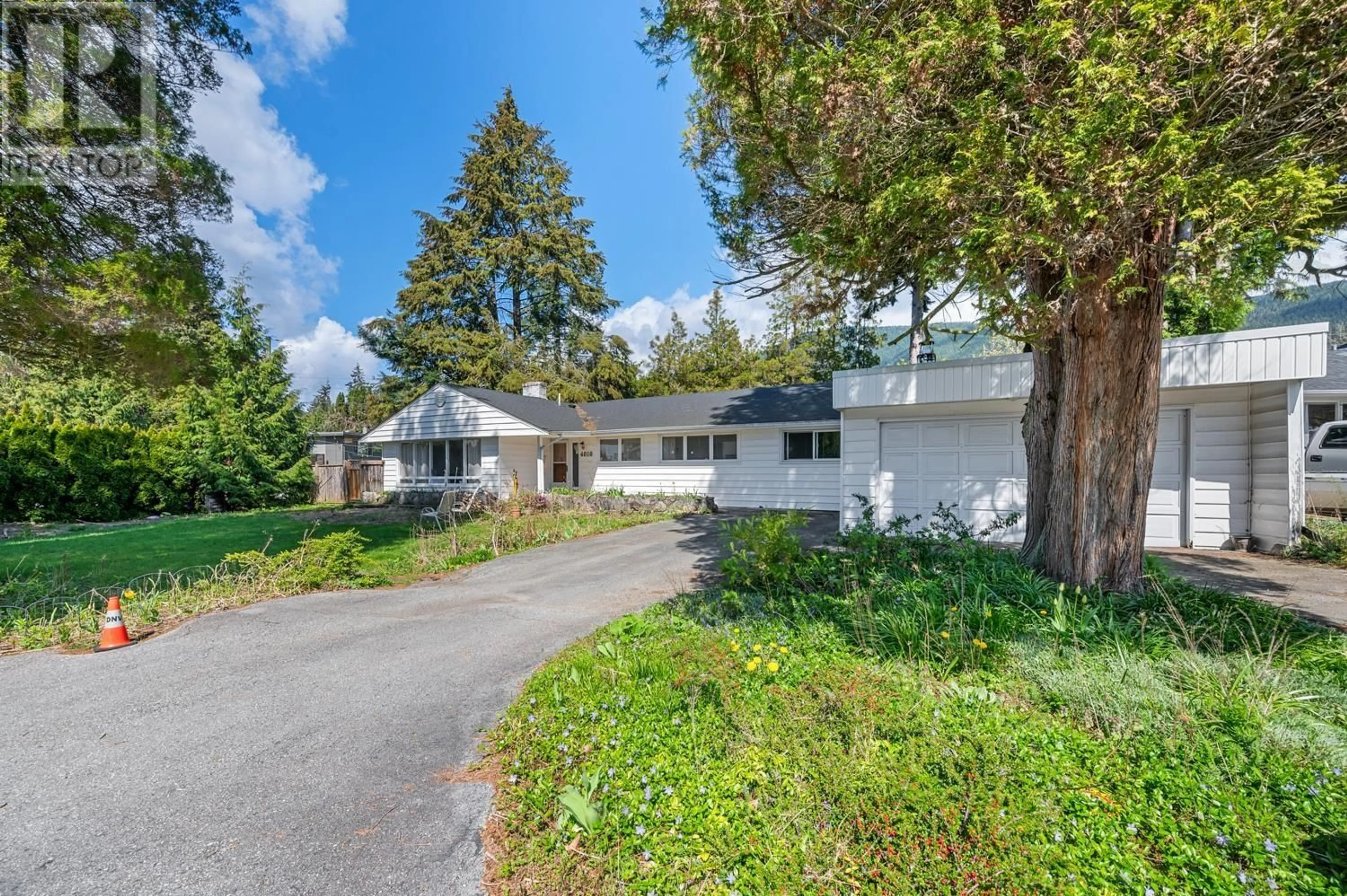 A pic from outside/outdoor area/front of a property/back of a property/a pic from drone, unknown for 4010 SUNNYCREST DRIVE, North Vancouver British Columbia V7R3E4