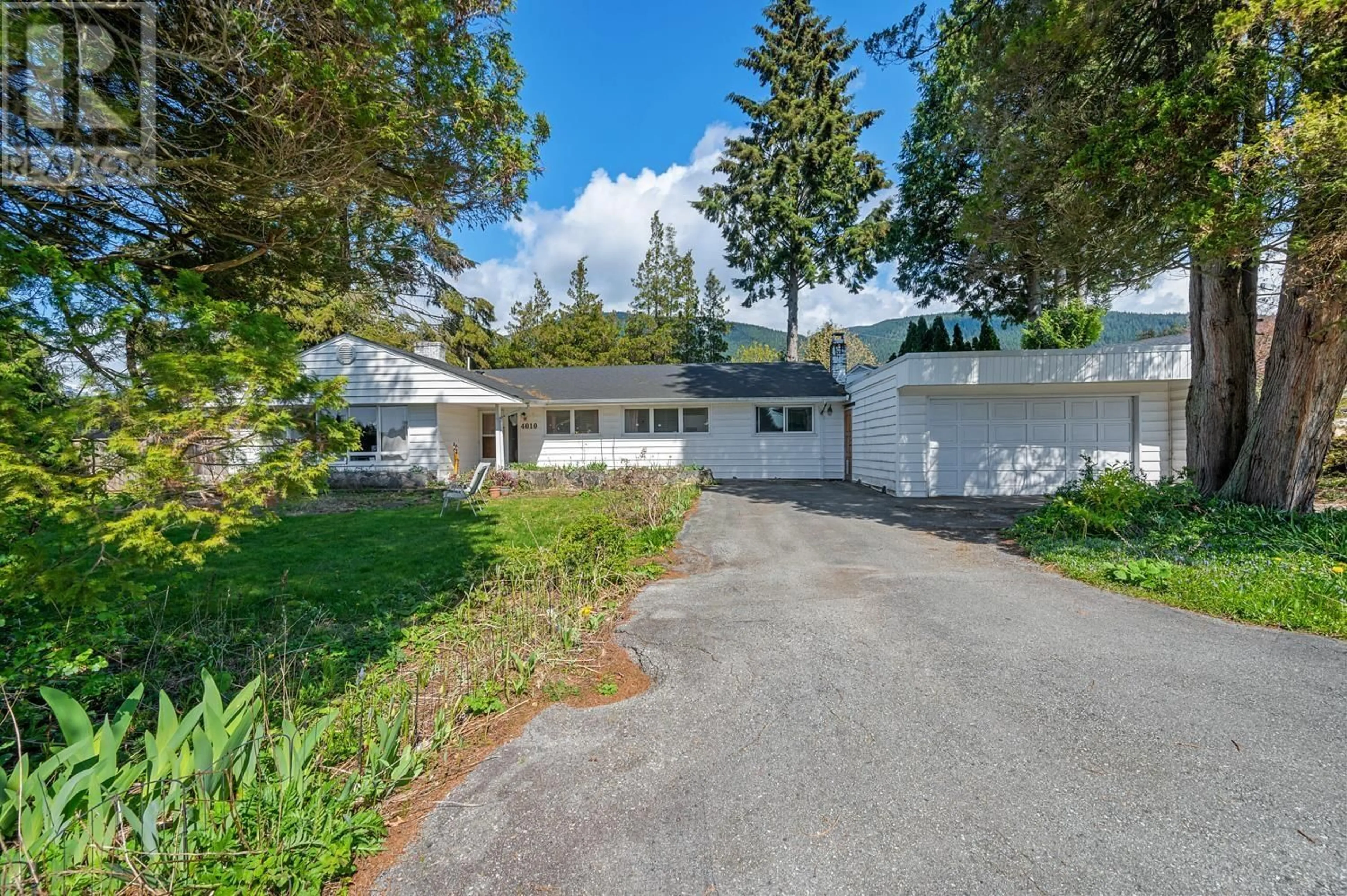 A pic from outside/outdoor area/front of a property/back of a property/a pic from drone, street for 4010 SUNNYCREST DRIVE, North Vancouver British Columbia V7R3E4