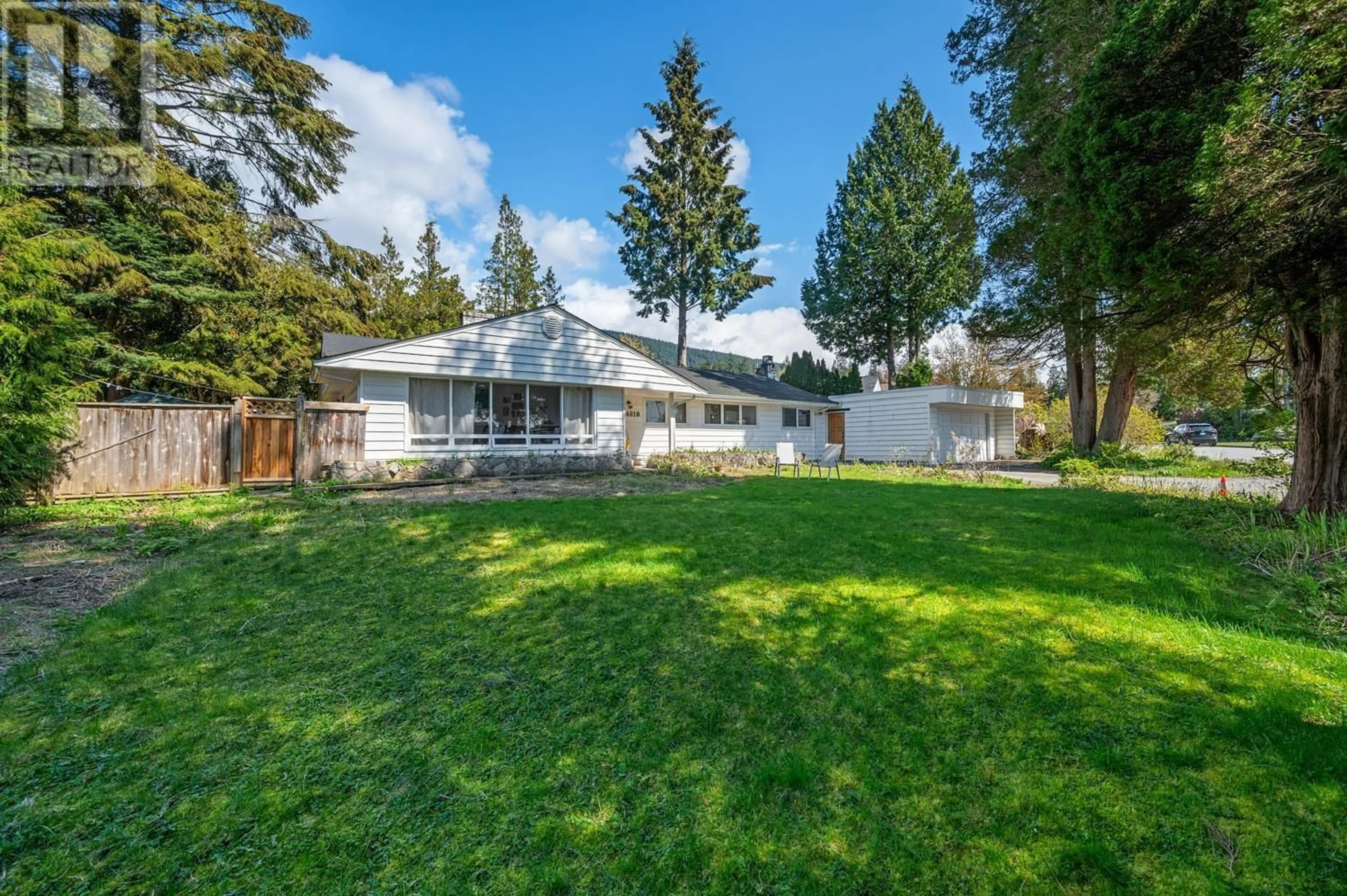 A pic from outside/outdoor area/front of a property/back of a property/a pic from drone, unknown for 4010 SUNNYCREST DRIVE, North Vancouver British Columbia V7R3E4