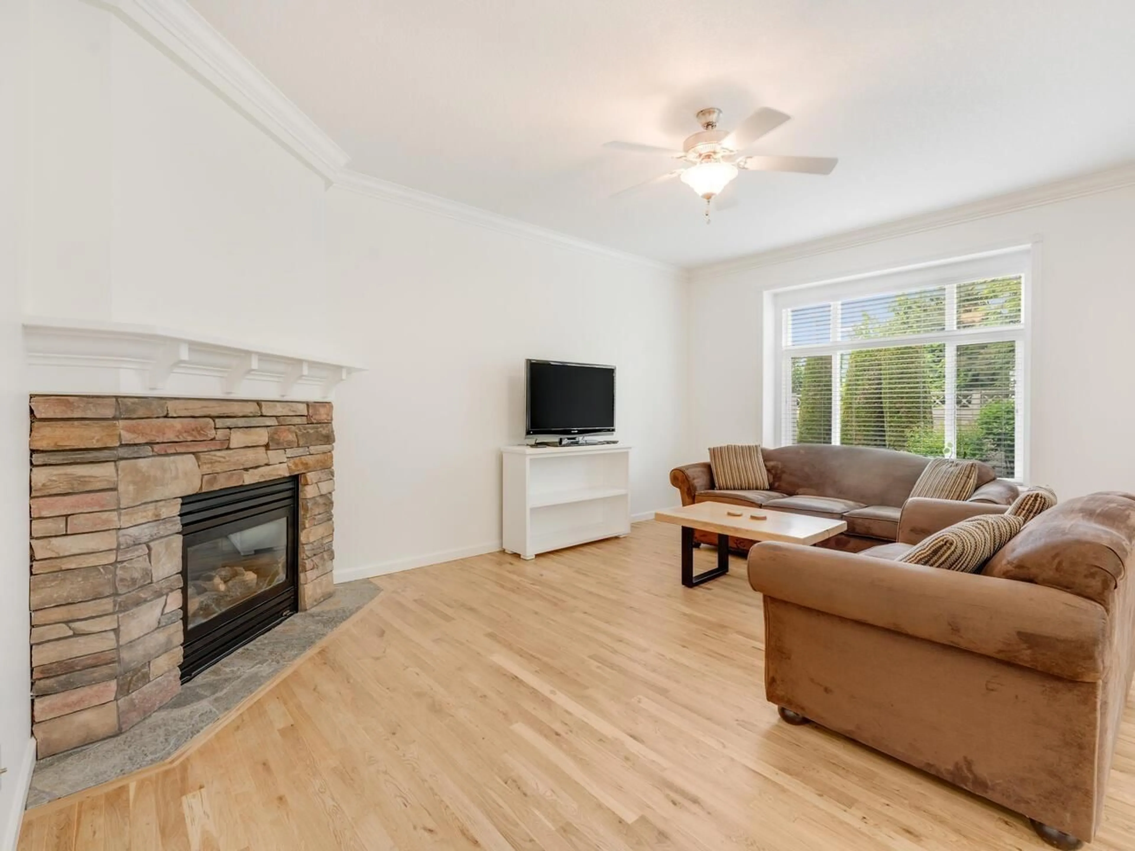 Living room with furniture, wood/laminate floor for 14 - 32849 EGGLESTONE, Mission British Columbia V2V7S1