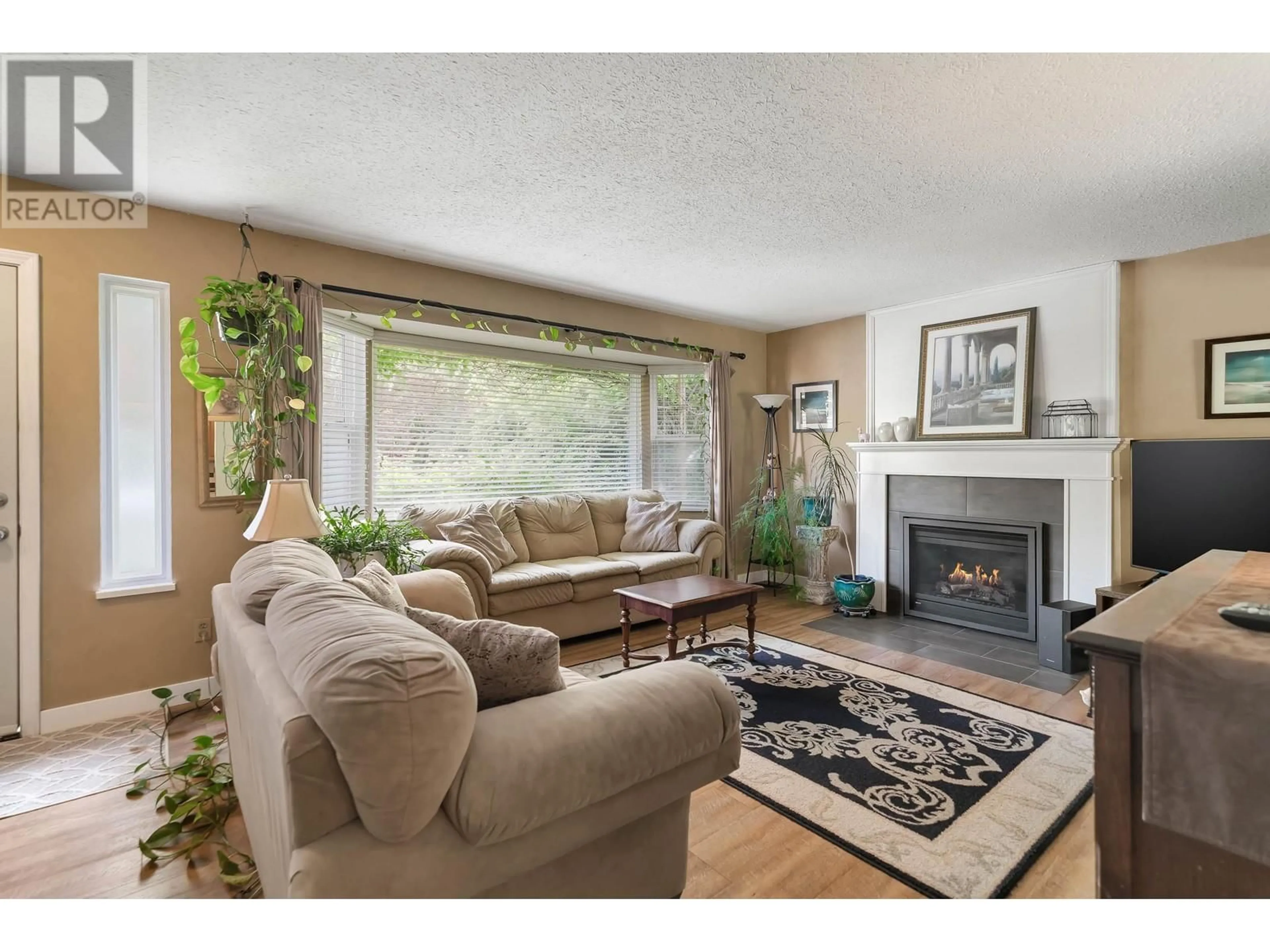 Living room with furniture, wood/laminate floor for 21149 GLENWOOD AVENUE, Maple Ridge British Columbia V2X8L1