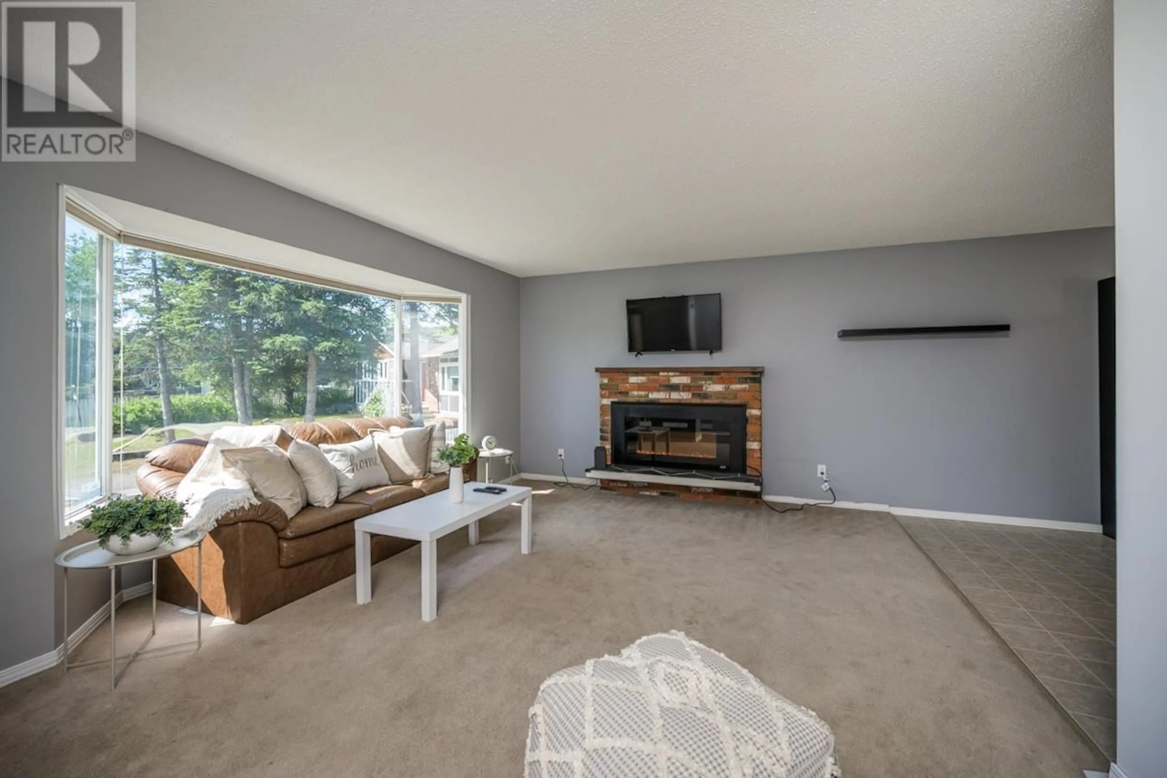 Living room with furniture, carpet floor for 2552 BYNG AVENUE, Prince George British Columbia V2N1E6