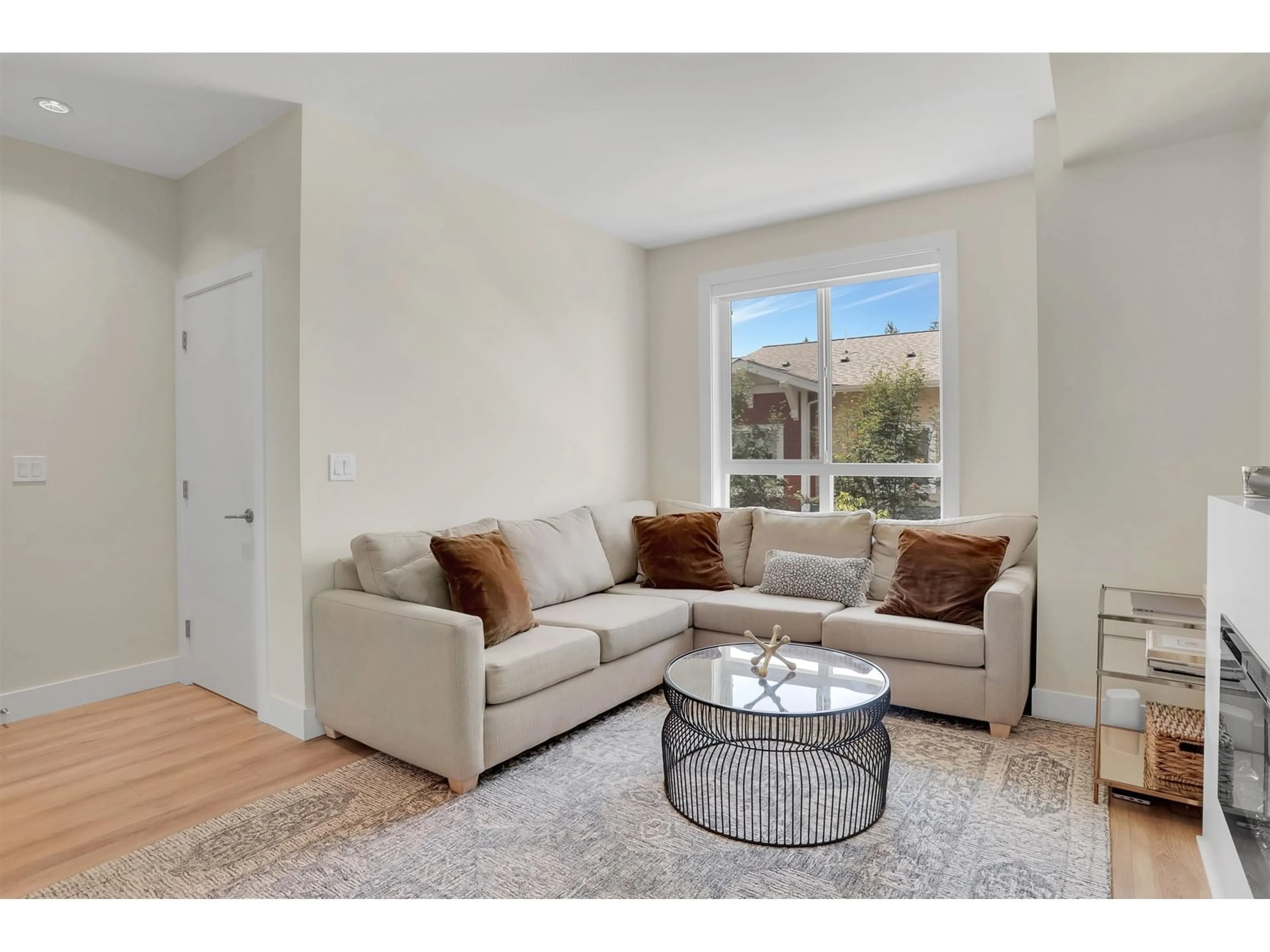 Living room with furniture, unknown for 60 - 16561 17A, Surrey British Columbia V3Z1J3