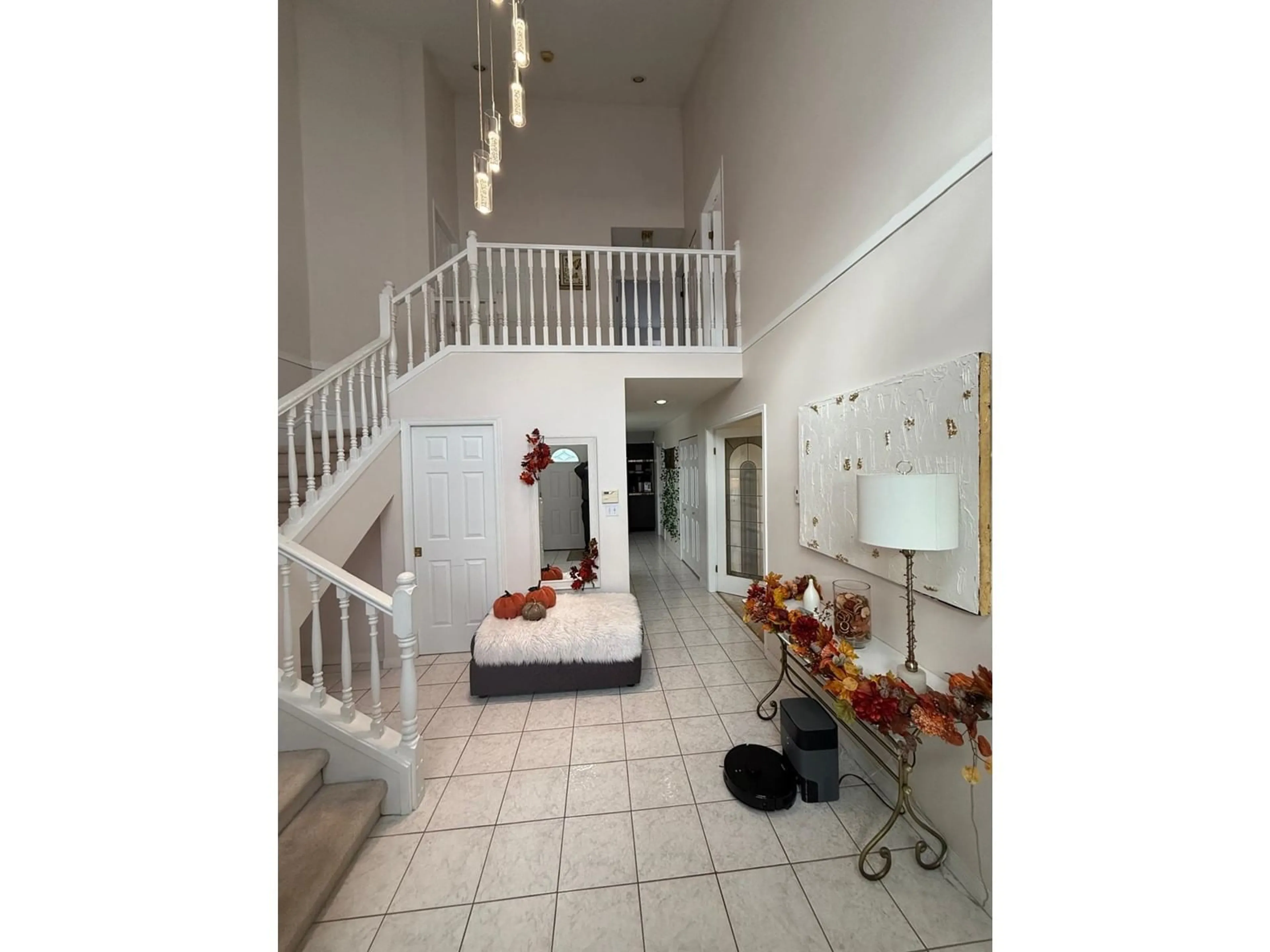 Indoor foyer for 13591 60A, Surrey British Columbia V3X1H7