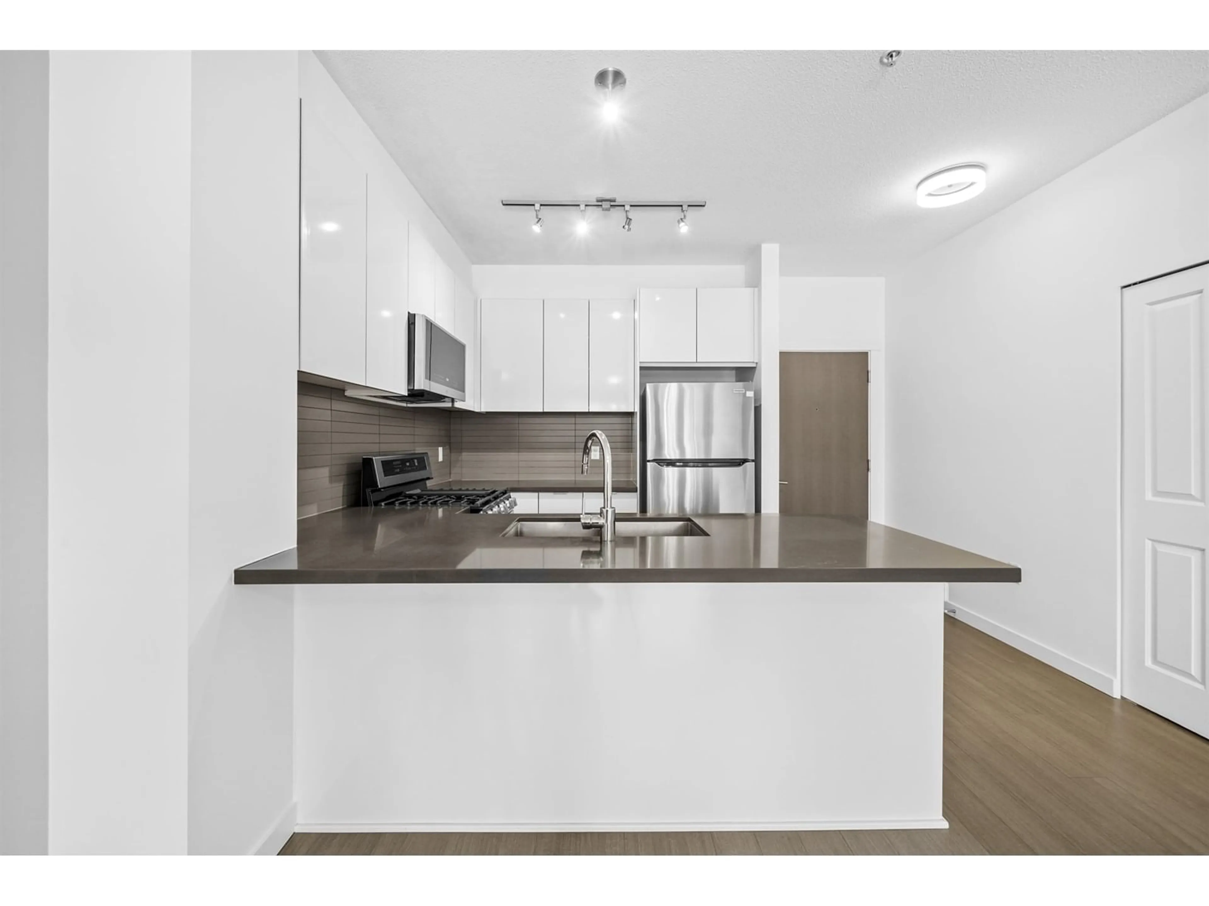 Standard kitchen, unknown for 217 - 15168 33RD, Surrey British Columbia V3Z0N7
