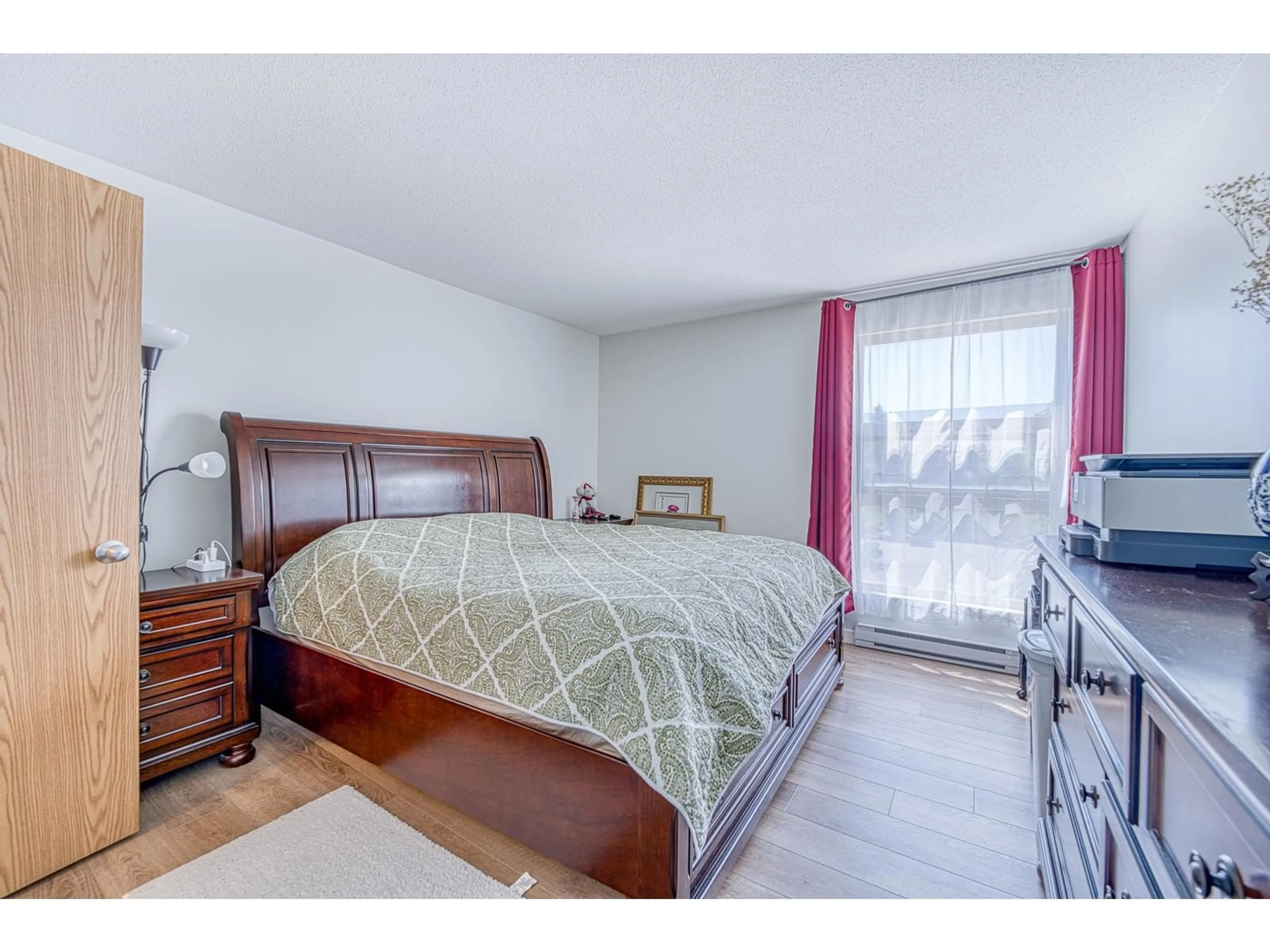 Bedroom with bed, unknown for 302 - 15288 100, Surrey British Columbia V3R7V2