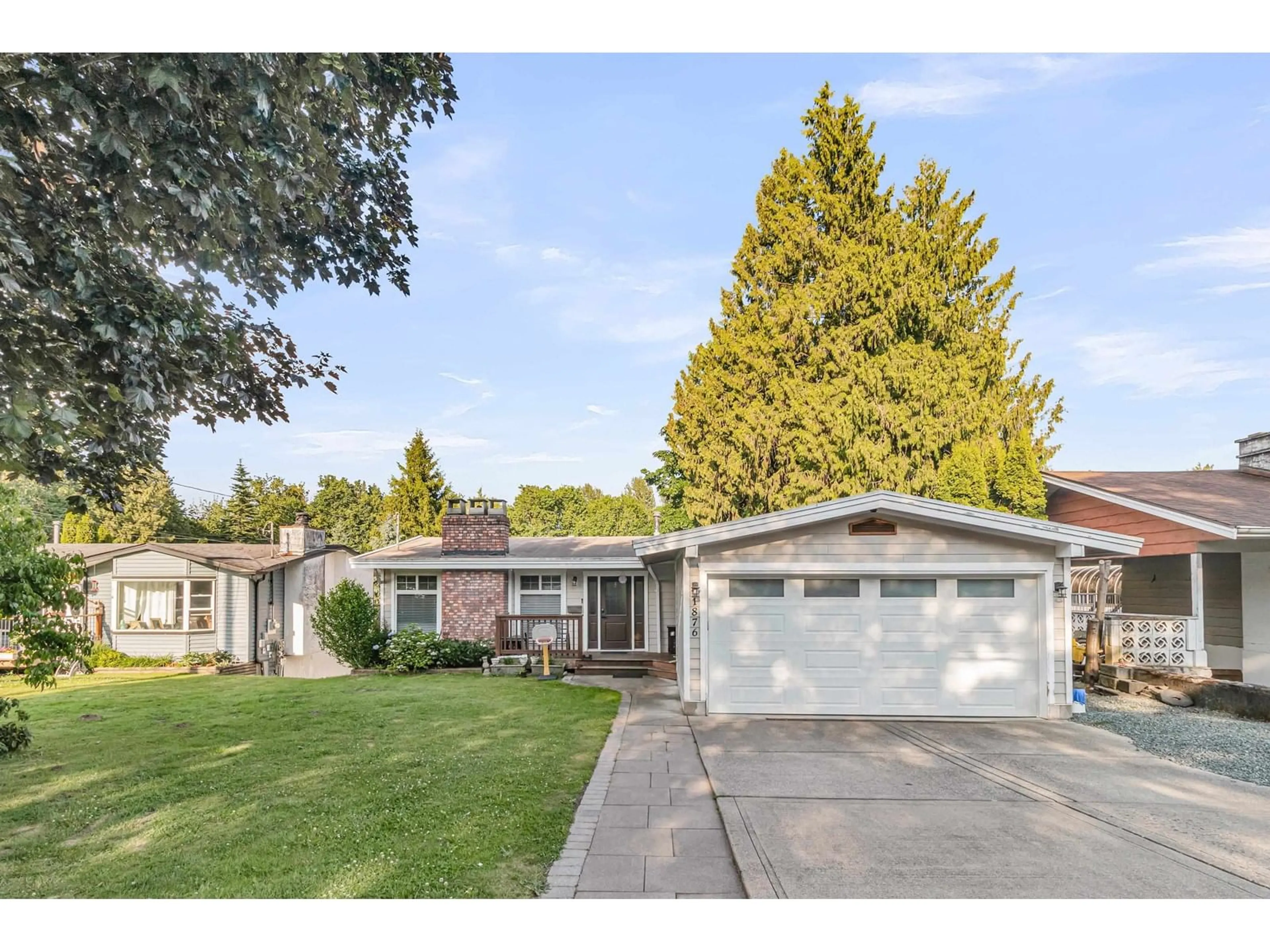 Home with vinyl exterior material, street for 1876 DAHL, Abbotsford British Columbia V2S4B4