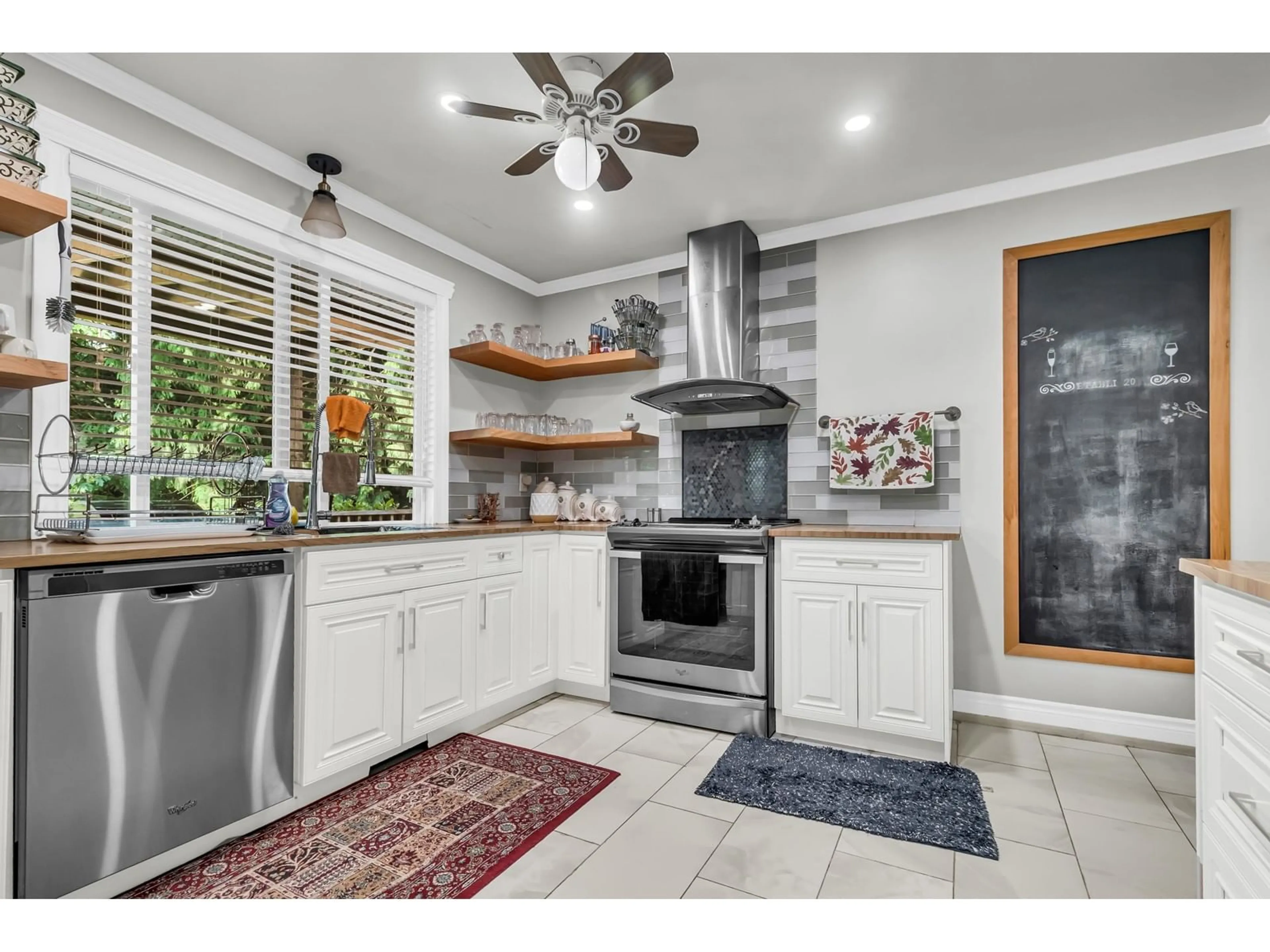 Open concept kitchen, ceramic/tile floor for 1876 DAHL, Abbotsford British Columbia V2S4B4