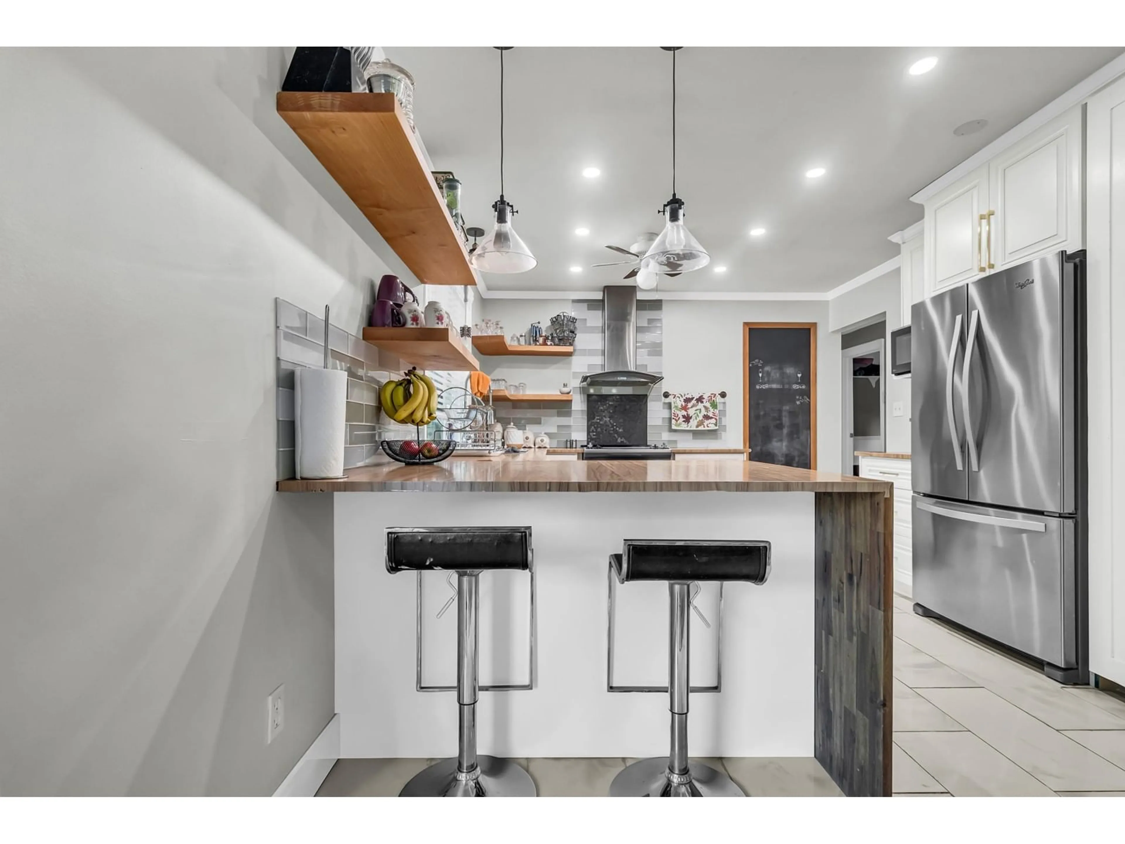 Open concept kitchen, unknown for 1876 DAHL, Abbotsford British Columbia V2S4B4