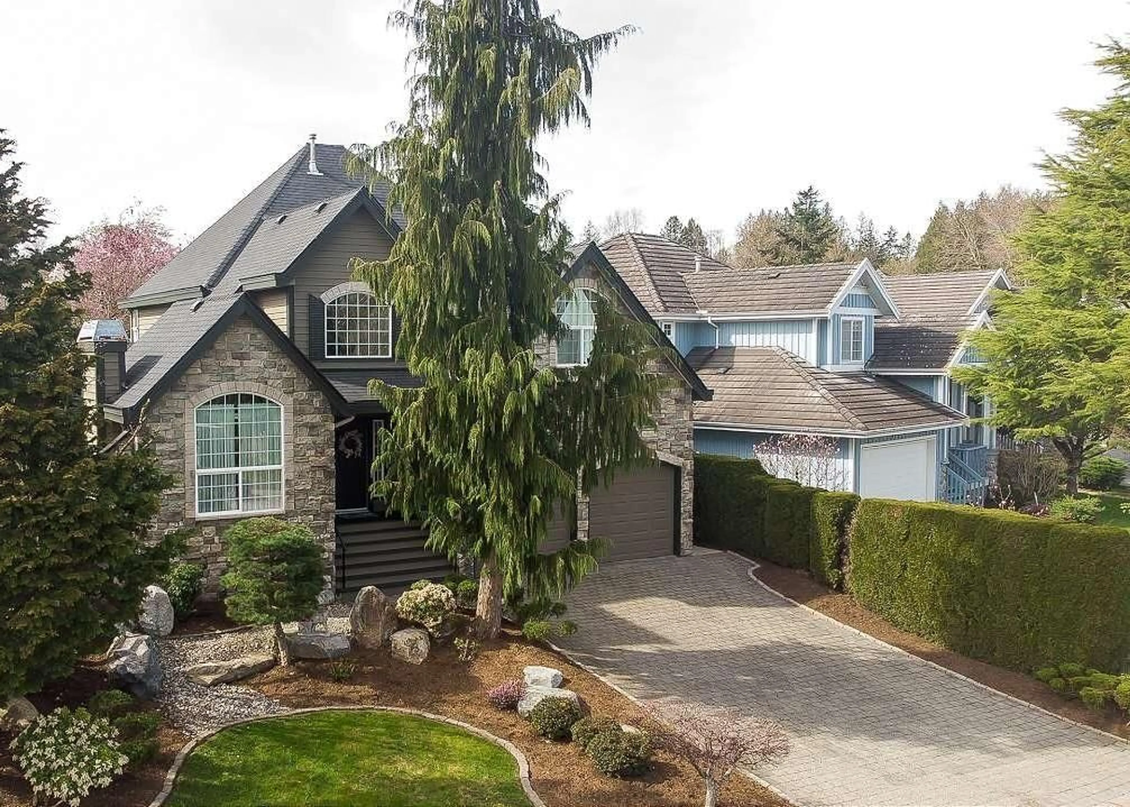 A pic from outside/outdoor area/front of a property/back of a property/a pic from drone, street for 8095 170TH, Surrey British Columbia V4N4Y7