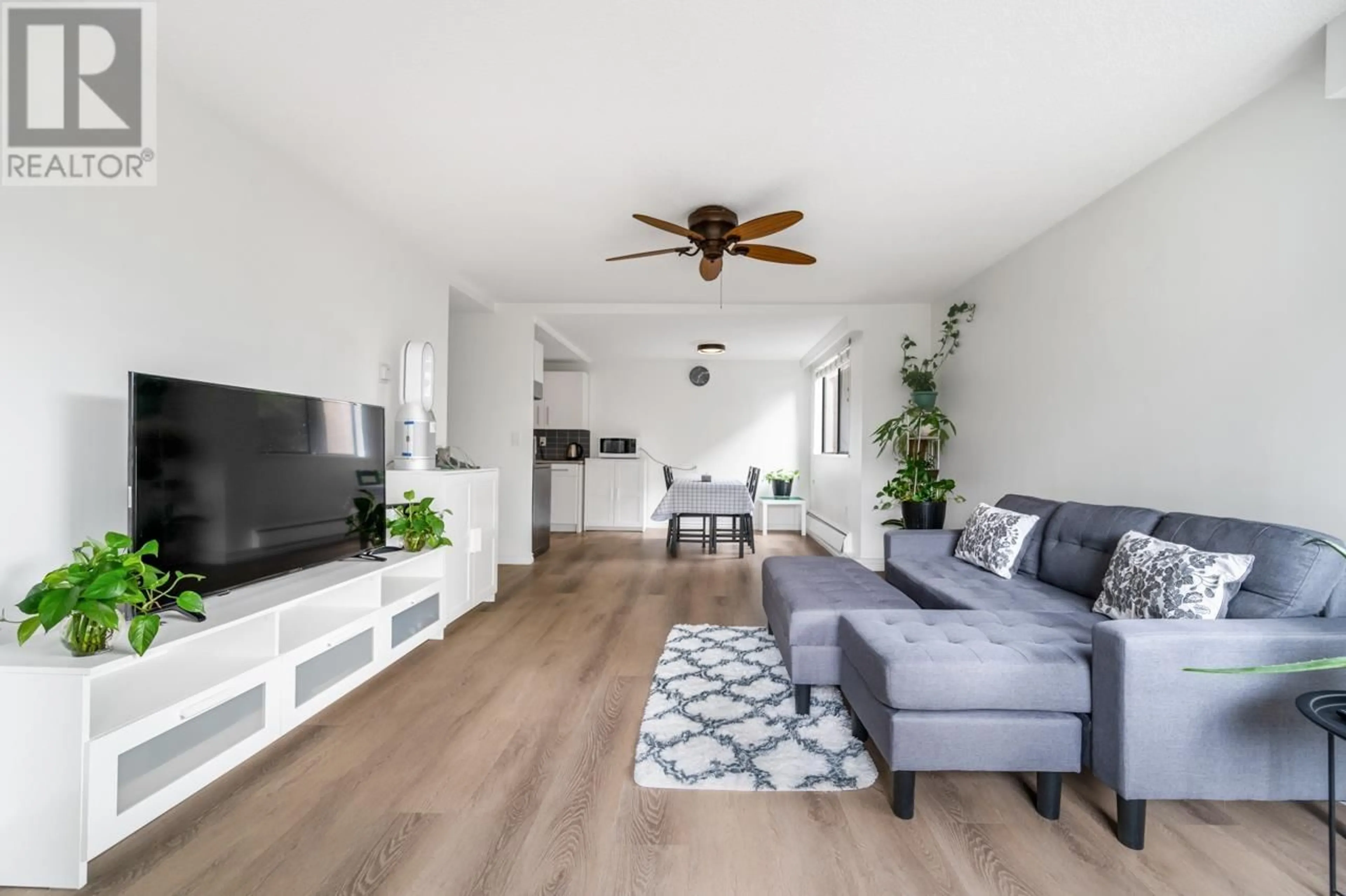 Living room with furniture, wood/laminate floor for 106 - 119 AGNES STREET, New Westminster British Columbia V3L1E4