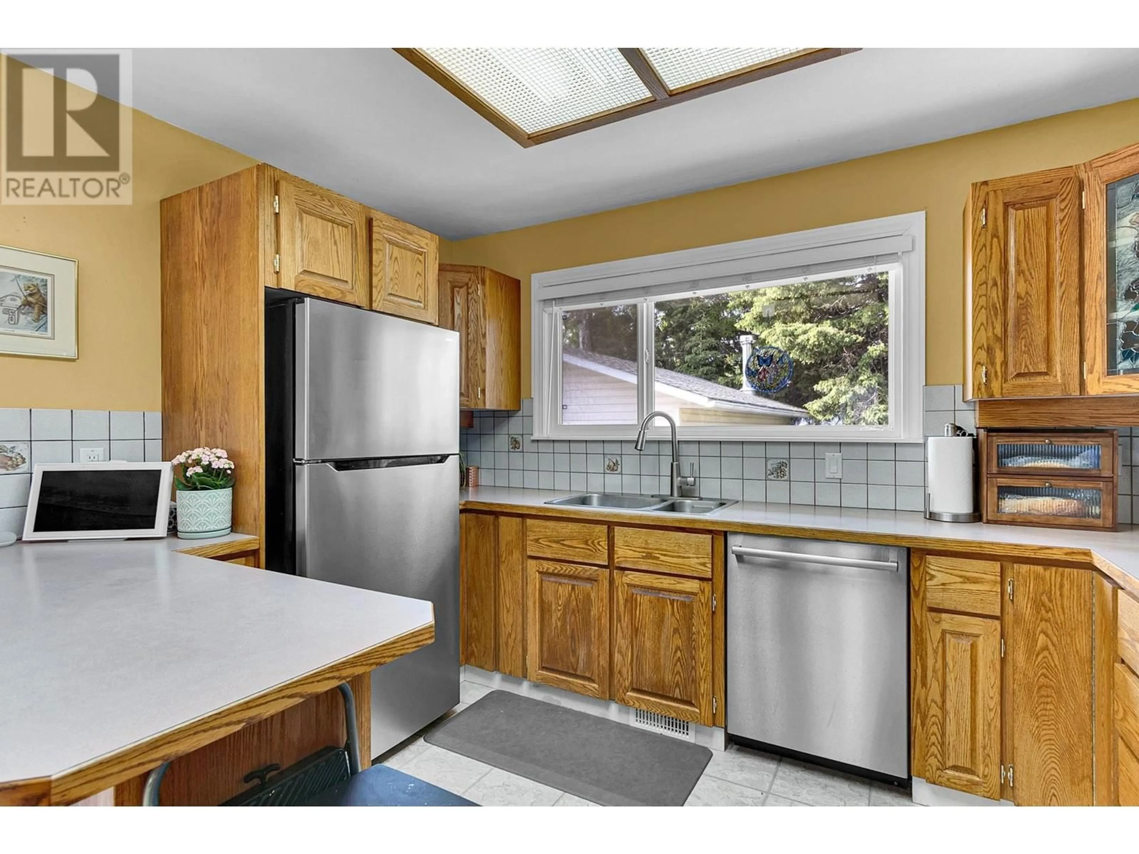 Standard kitchen, unknown for 6882 FAIRMONT CRESCENT, Prince George British Columbia V2N2P8