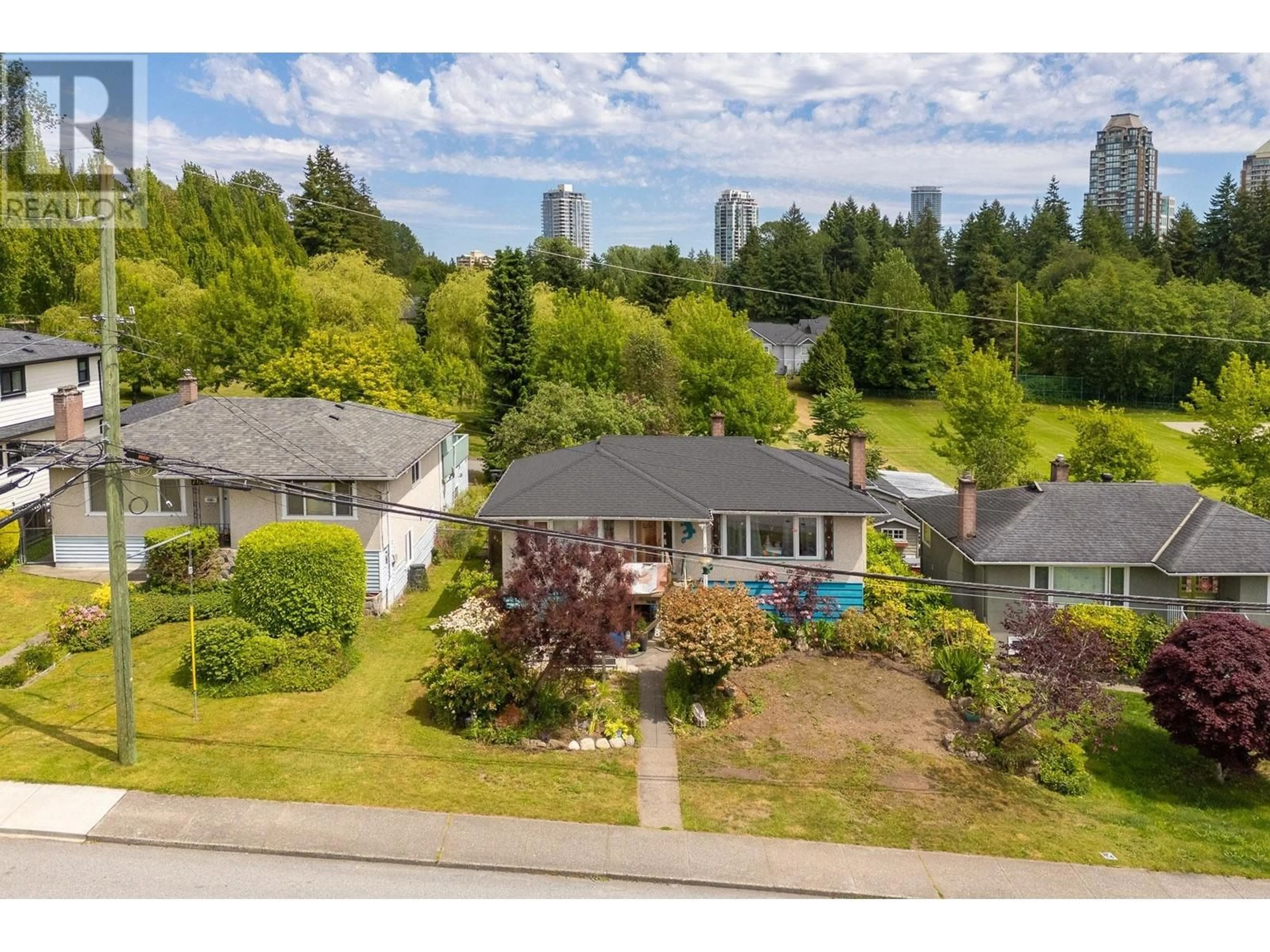 A pic from outside/outdoor area/front of a property/back of a property/a pic from drone, unknown for 7658 HEDLEY AVENUE, Burnaby British Columbia V5E2R3