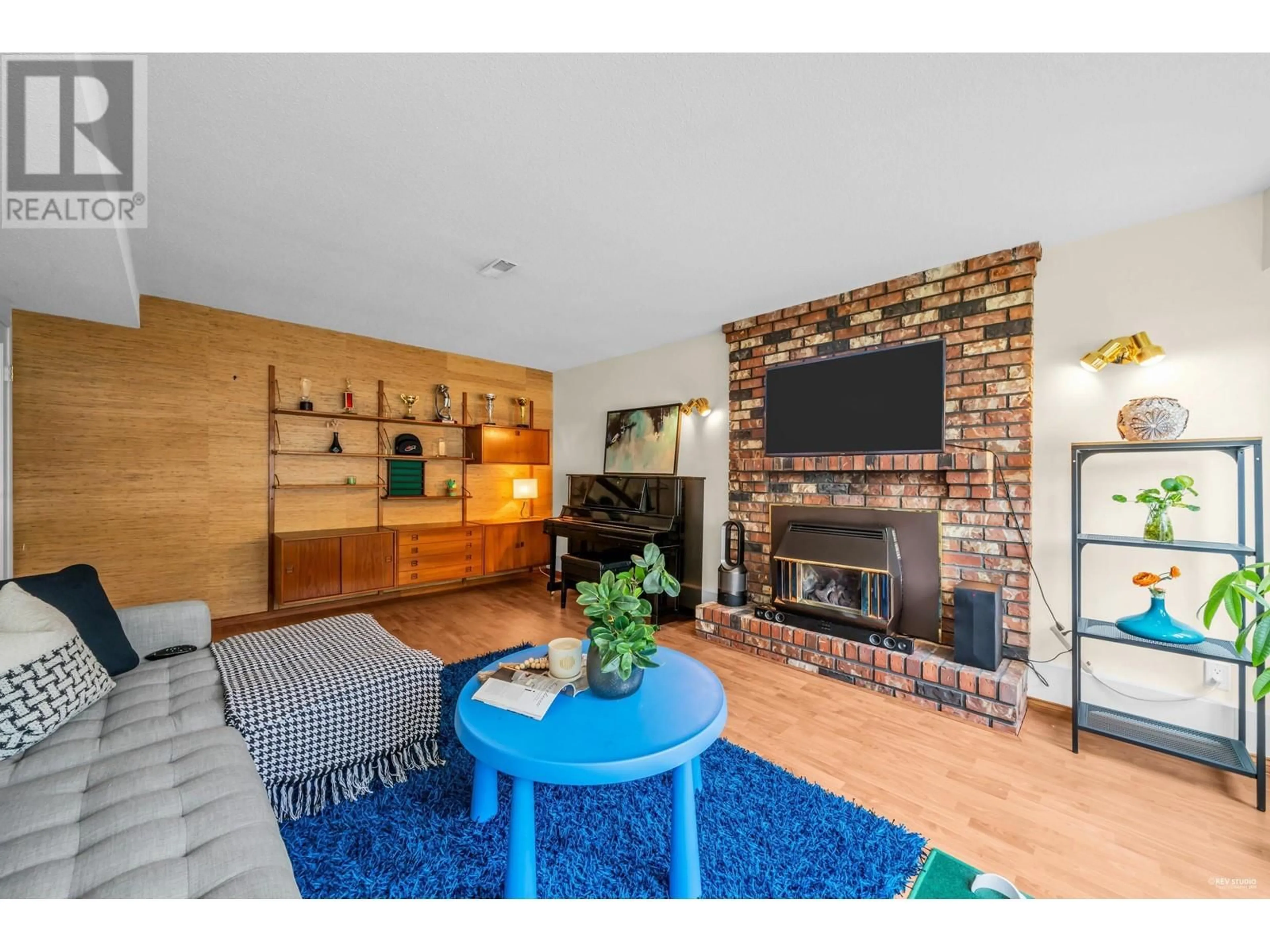 Living room with furniture, wood/laminate floor for 9620 PENDLETON ROAD, Richmond British Columbia V7E4N1