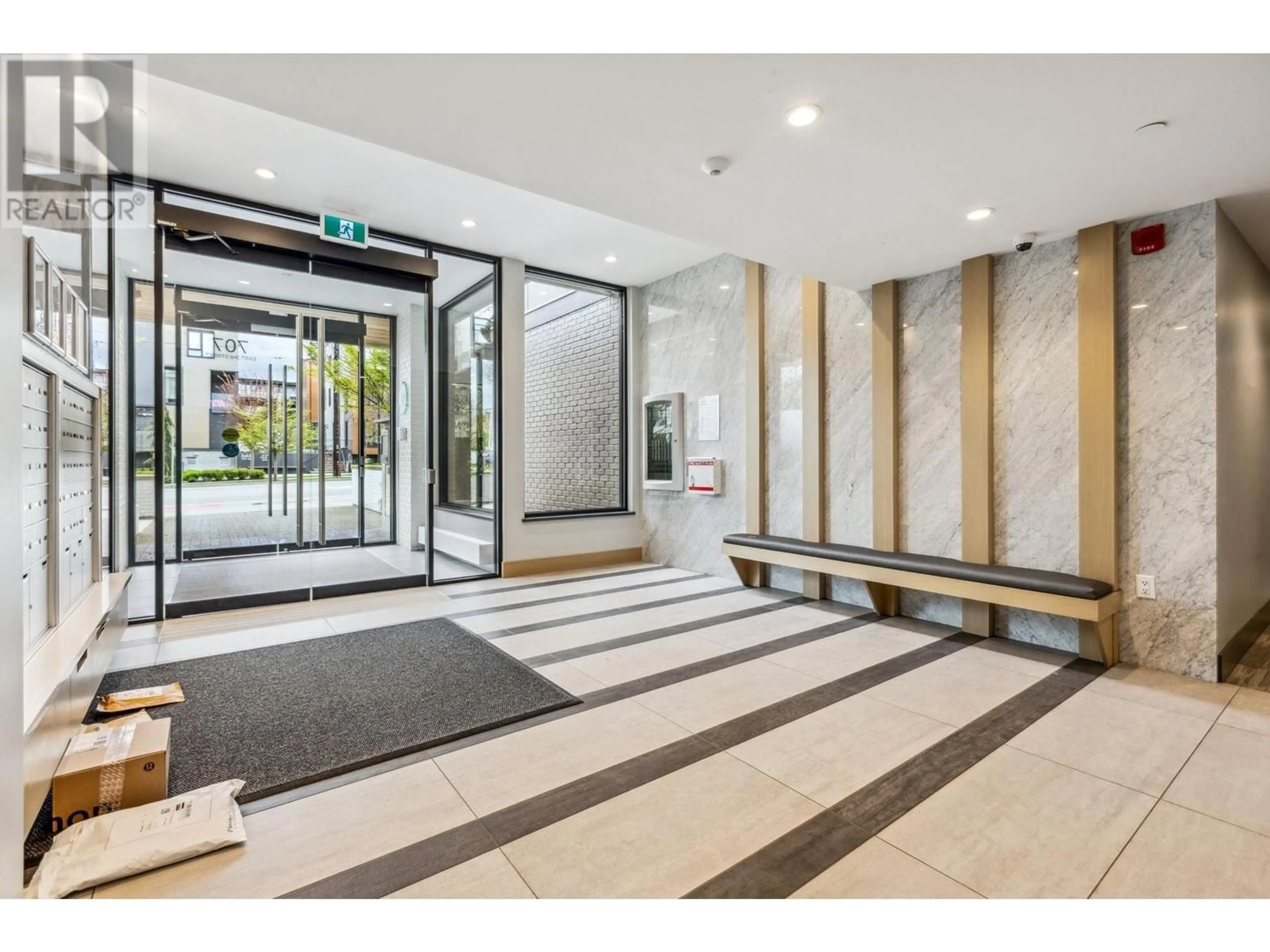 Indoor foyer for 411 - 707 3RD STREET, North Vancouver British Columbia V7L1G8