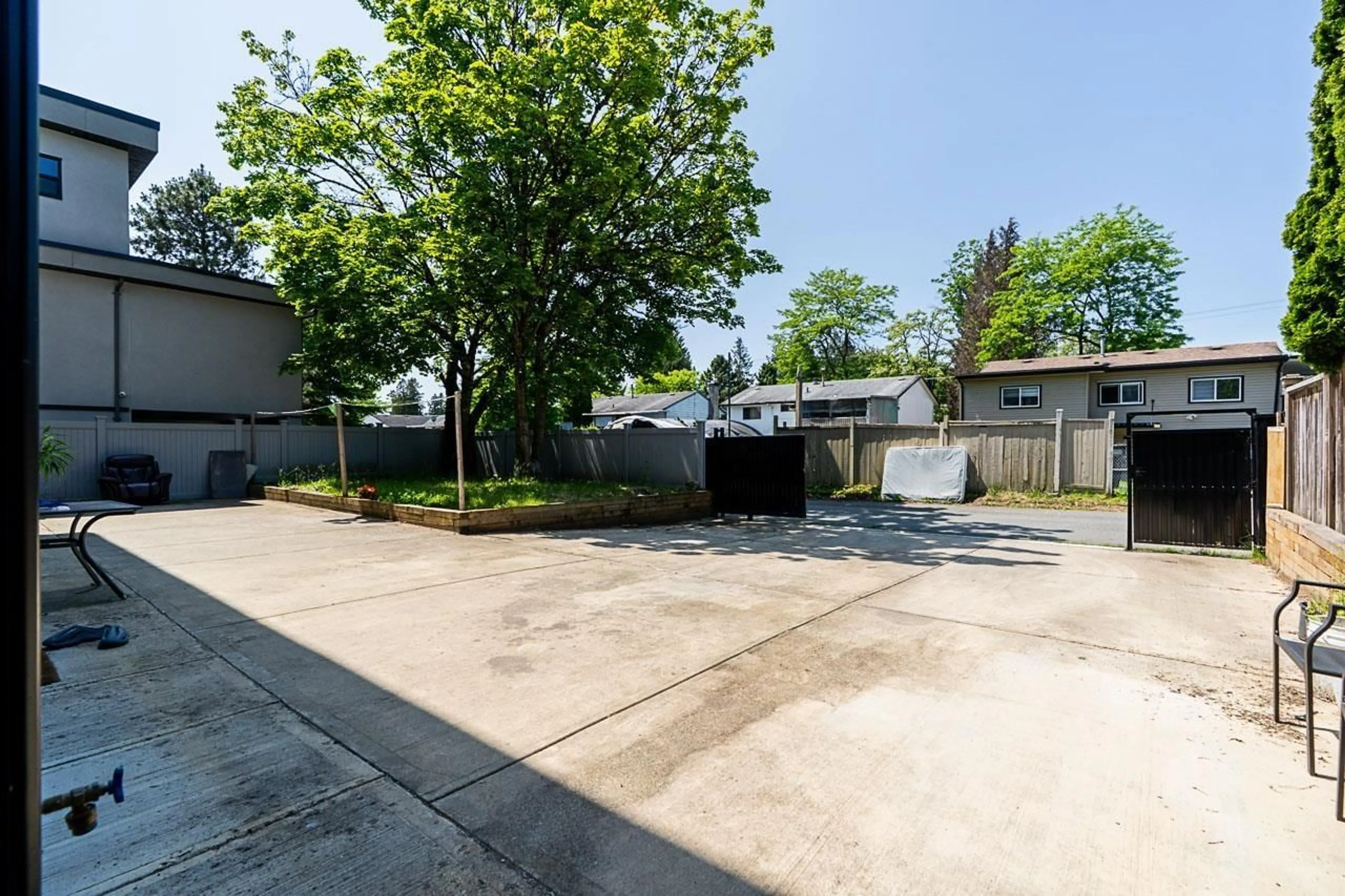 A pic from outside/outdoor area/front of a property/back of a property/a pic from drone, street for 9417 132A, Surrey British Columbia V3V6W3