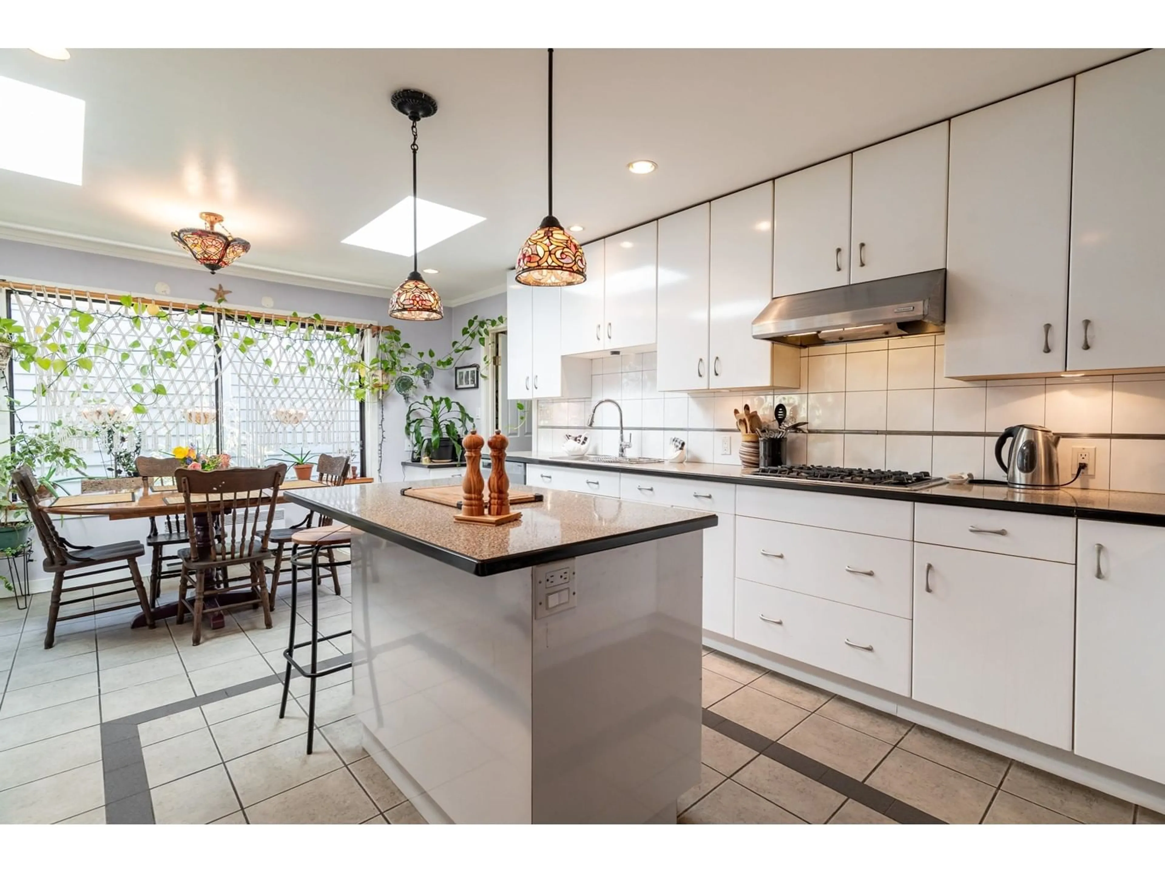 Open concept kitchen, ceramic/tile floor for 12250 AGAR, Surrey British Columbia V4A3C2