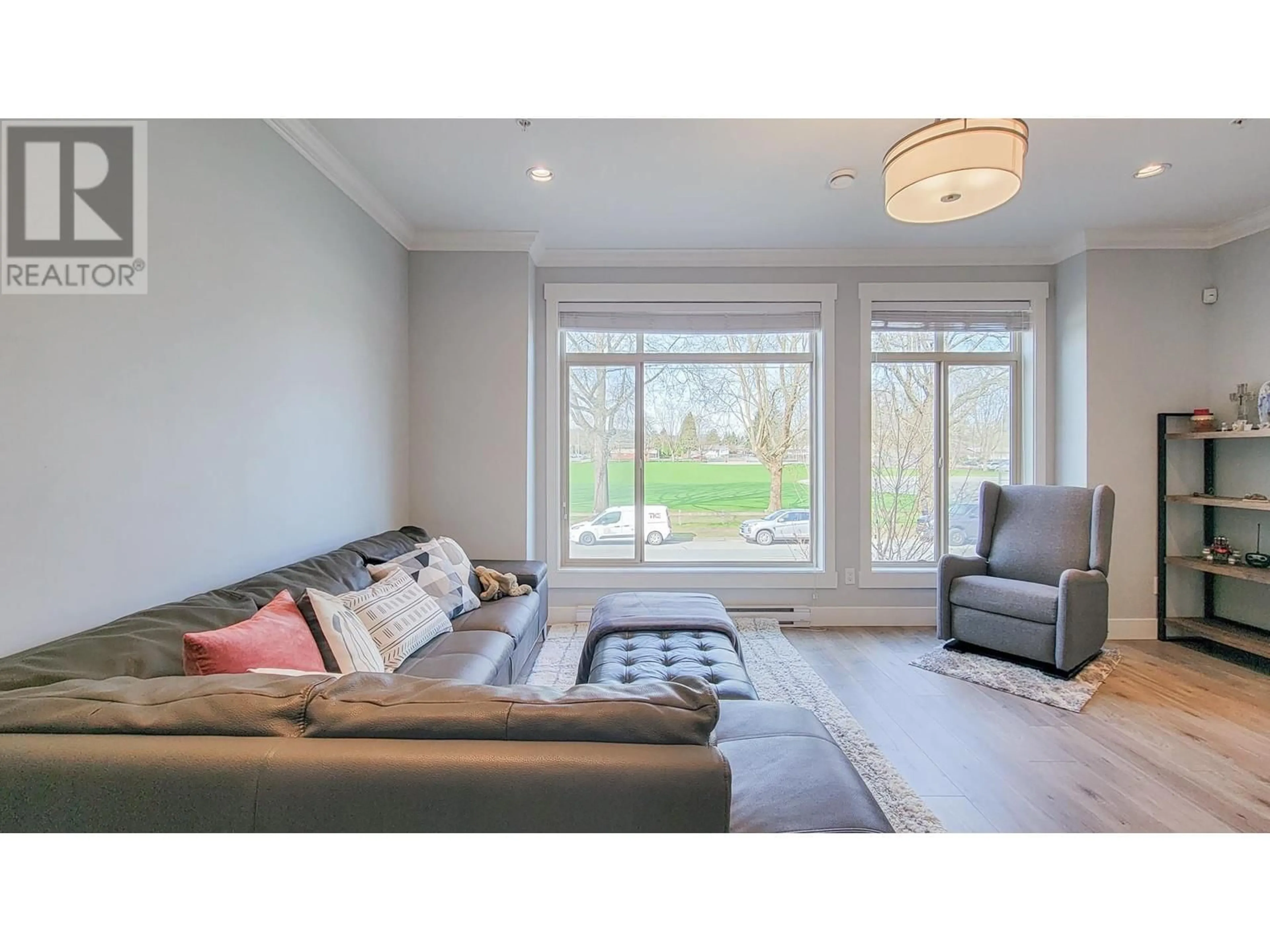 Living room with furniture, wood/laminate floor for 3 - 3126 WELLINGTON STREET, Port Coquitlam British Columbia V3B3X4